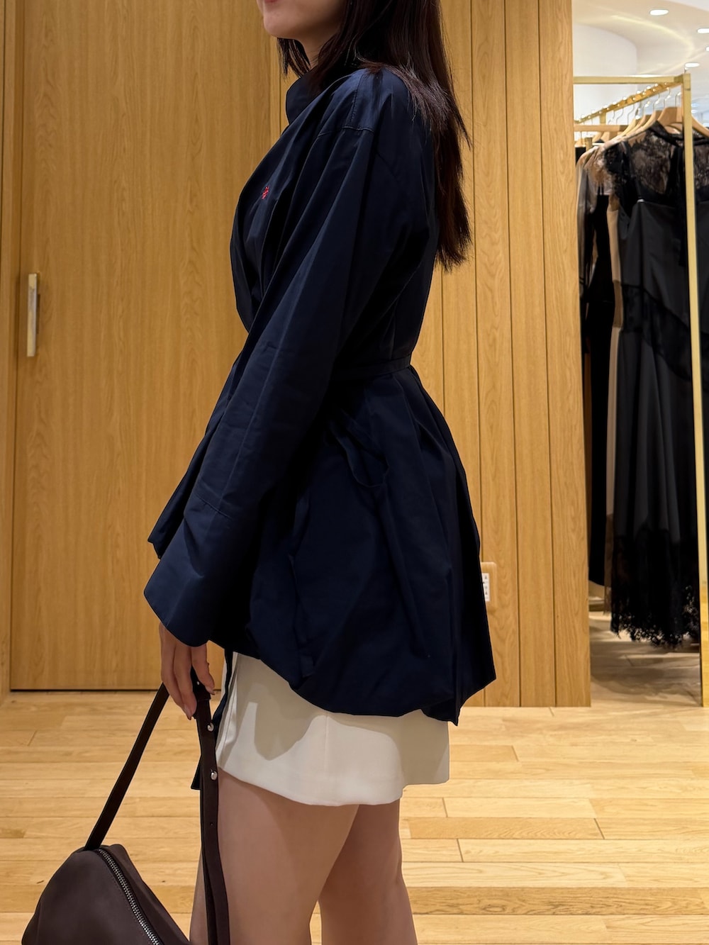ホワイト系のその他パンツ、ブラック系のブーツ、ブルー系のシャツ/ブラウスを着用したレディースの秋コーディネートの5枚目の写真