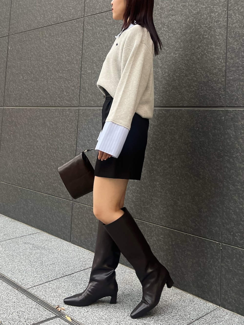 ブラック系のその他パンツ、ブラウン系のハンドバッグ、ブラウン系のブーツを着用したレディースの秋コーディネートの3枚目の写真