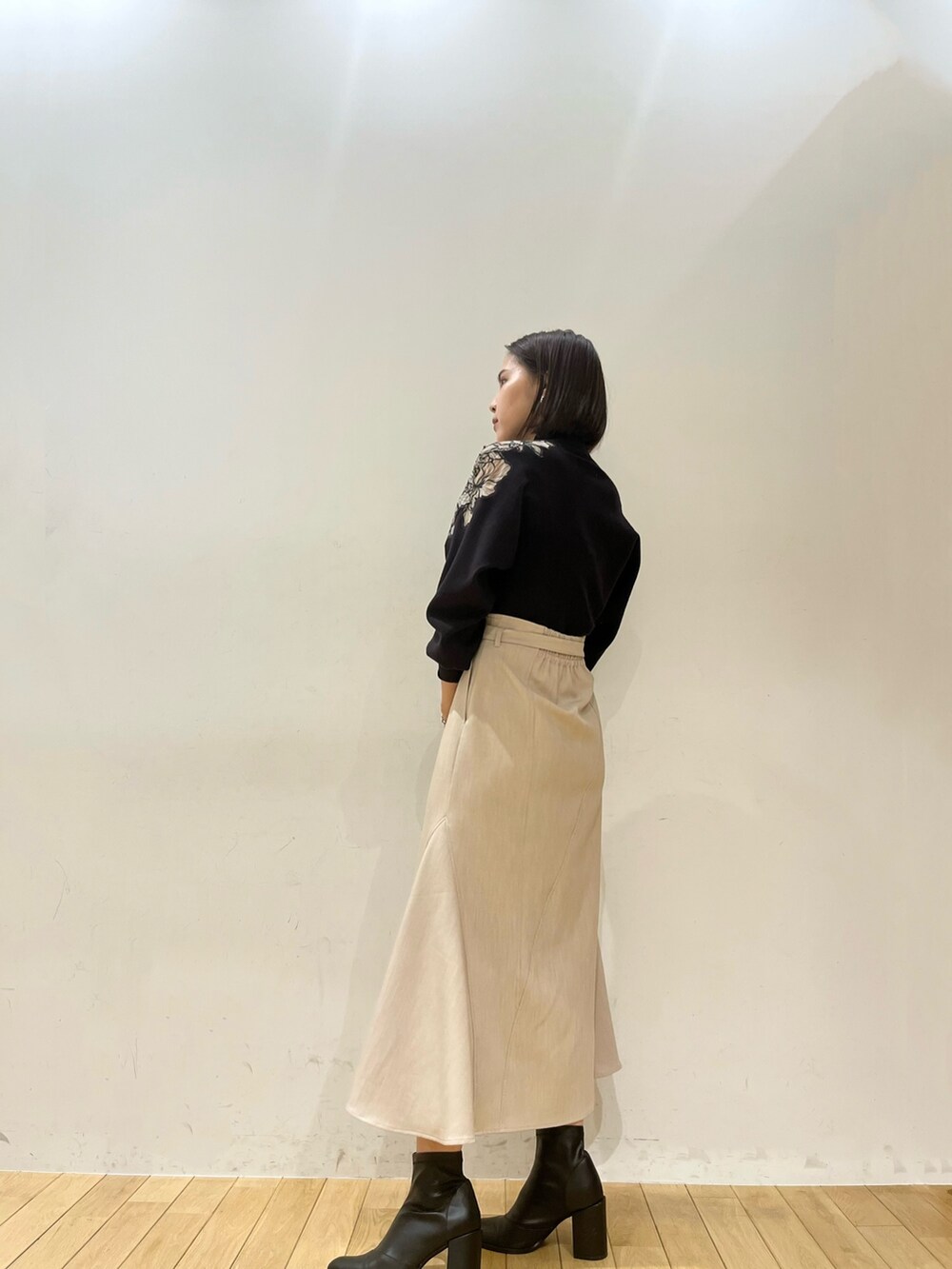 グレー系のニット/セーター、ベージュ系のスカートを着用したレディースの夏コーディネートの4枚目の写真