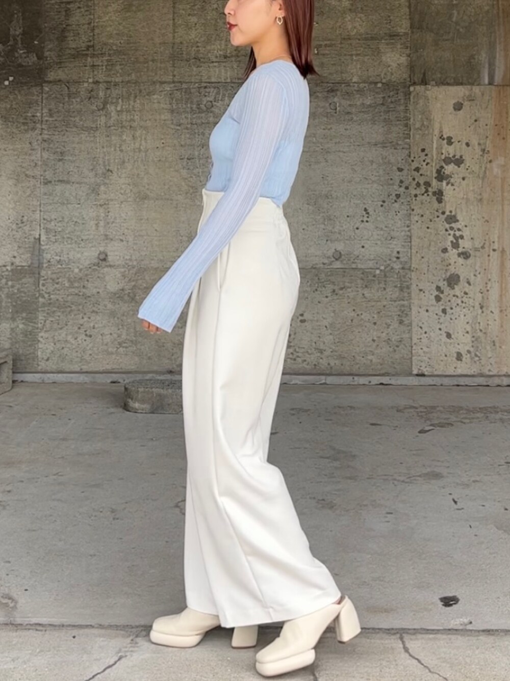 ホワイト系のその他パンツ、ホワイト系のサンダル、ブラック系のショルダーバッグを着用したレディースの春コーディネートの2枚目の写真