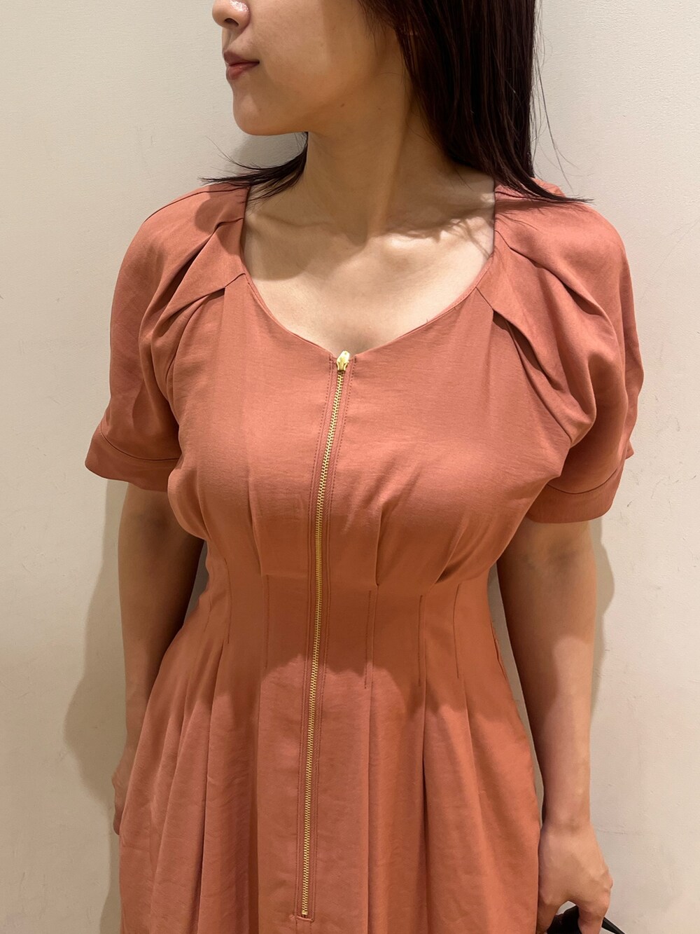 ブラウン系のハンドバッグ、ブラック系のサンダル、ピンク系のワンピースを着用したレディースの夏コーディネートの5枚目の写真