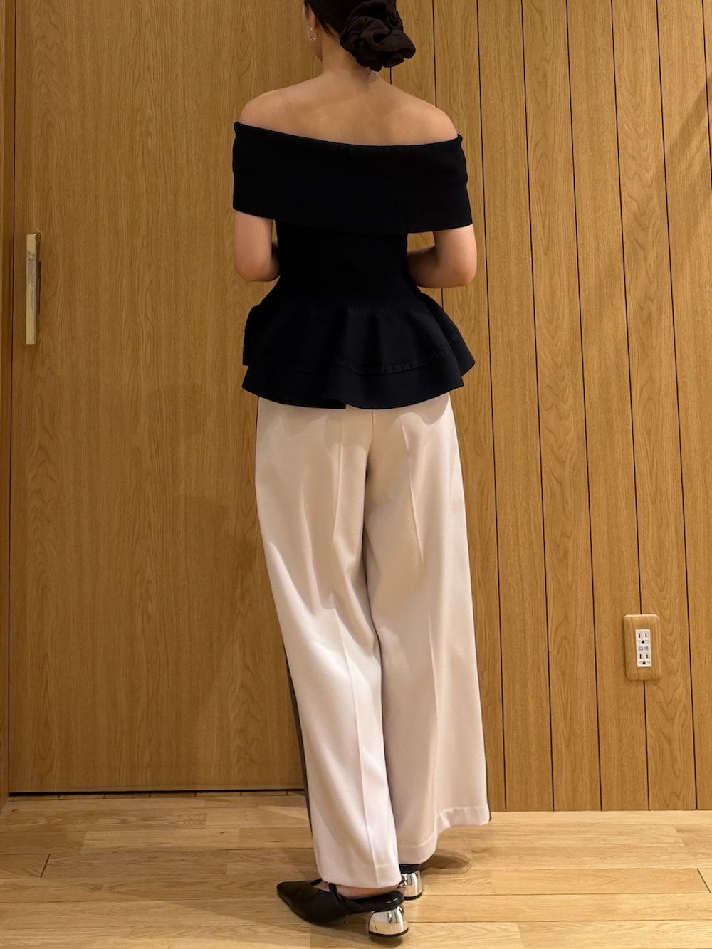 ホワイト系のその他パンツ、ブラック系のニット/セーターを着用したレディースの春コーディネートの3枚目の写真