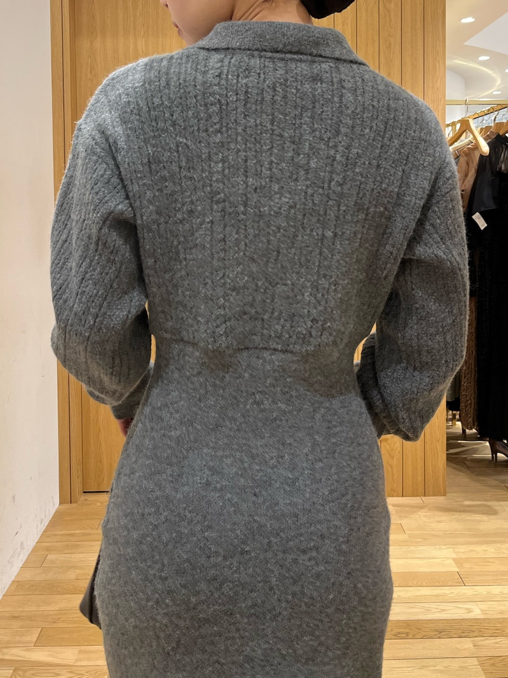 グレー系のワンピース、ホワイト系のダウンジャケット/コート、ブラウン系のボストンバッグを着用したレディースの秋コーディネートの10枚目の写真