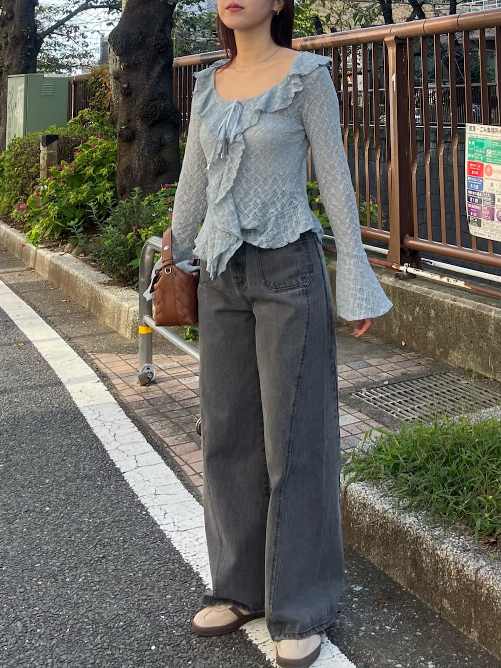 ベージュ系のスニーカー、ブルー系のシャツ/ブラウス、ブラック系のデニムパンツを着用したレディースの冬コーディネートの2枚目の写真