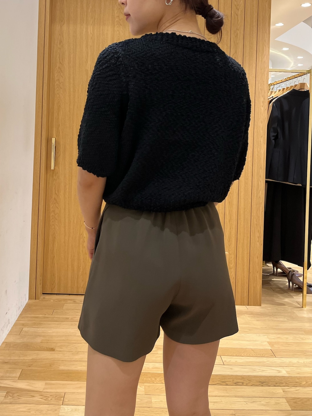 ブラック系のニット/セーター、ブラック系のブーツ、ブラウン系のその他パンツを着用したレディースの秋コーディネートの5枚目の写真