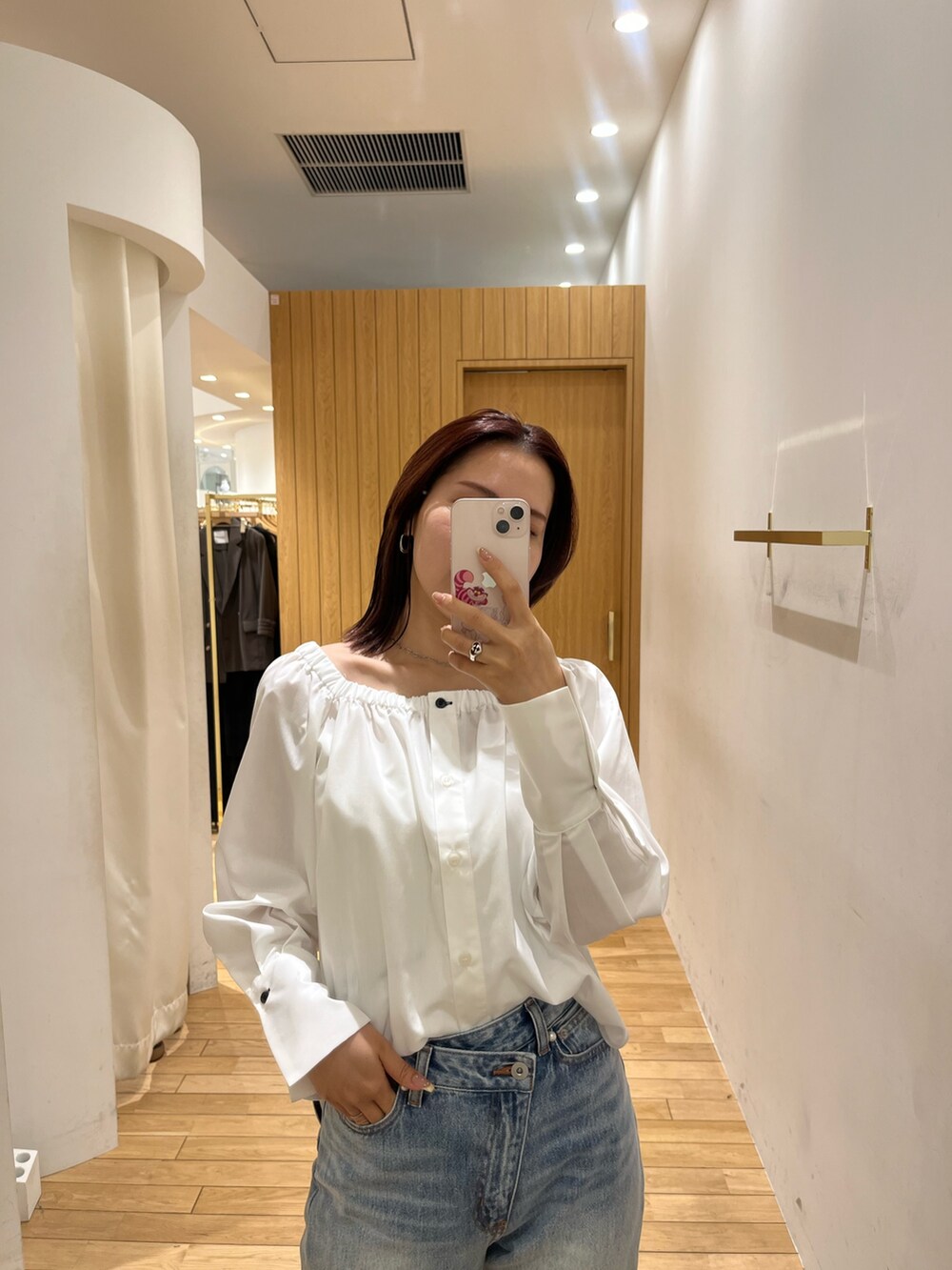 ブルー系のデニムパンツ、シルバー系のサンダル、ブラウン系のハンドバッグを着用したレディースの春コーディネートの5枚目の写真