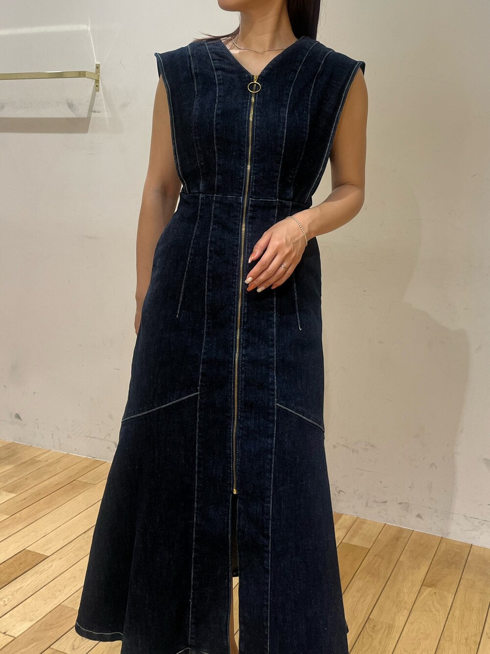 ブラック系のサンダル、ブラック系のワンピースを着用したレディースの夏コーディネートの4枚目の写真