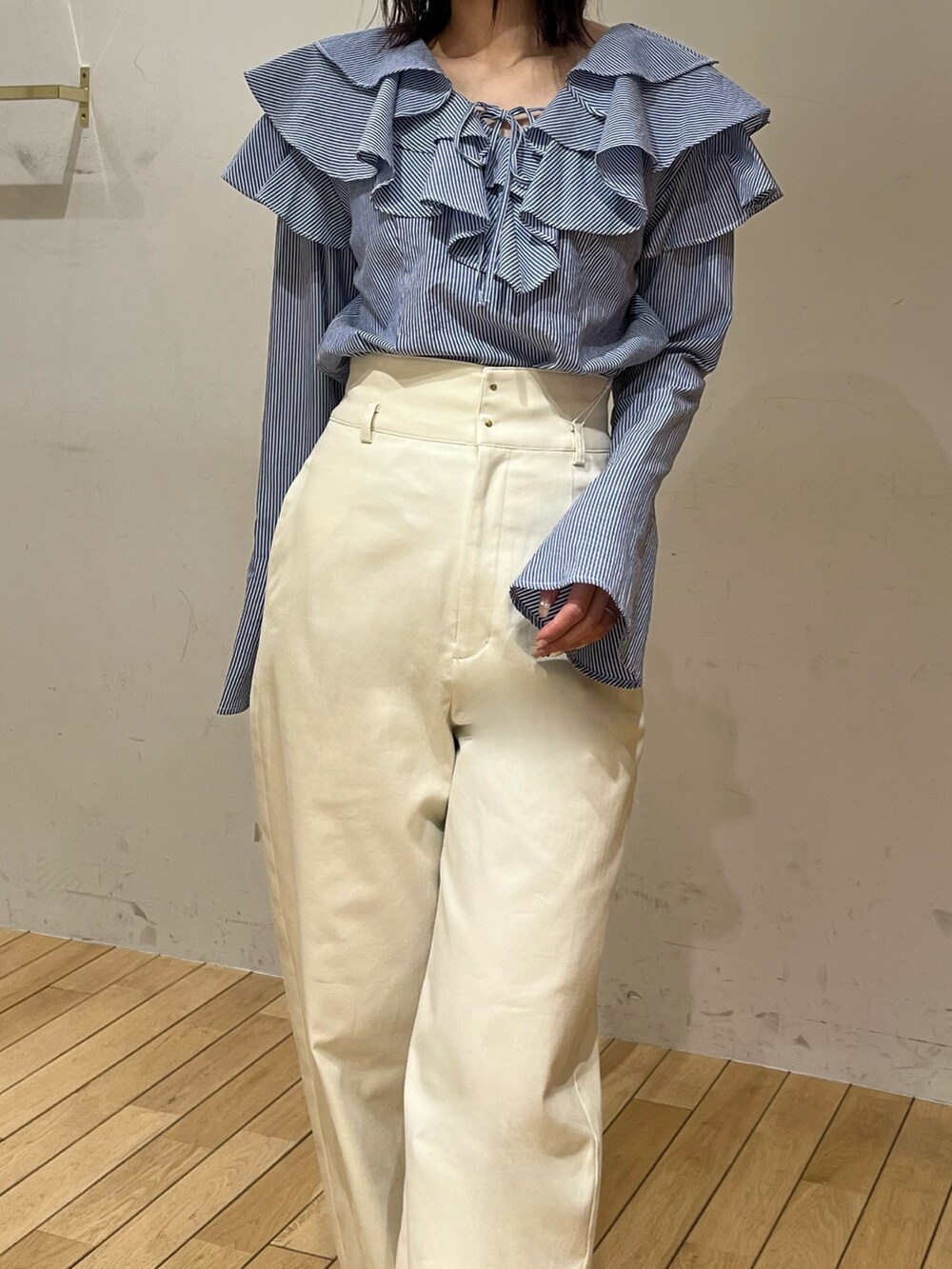 ホワイト系のその他パンツ、その他のシャツ/ブラウス、ホワイト系のサンダルを着用したレディースの春コーディネートの4枚目の写真