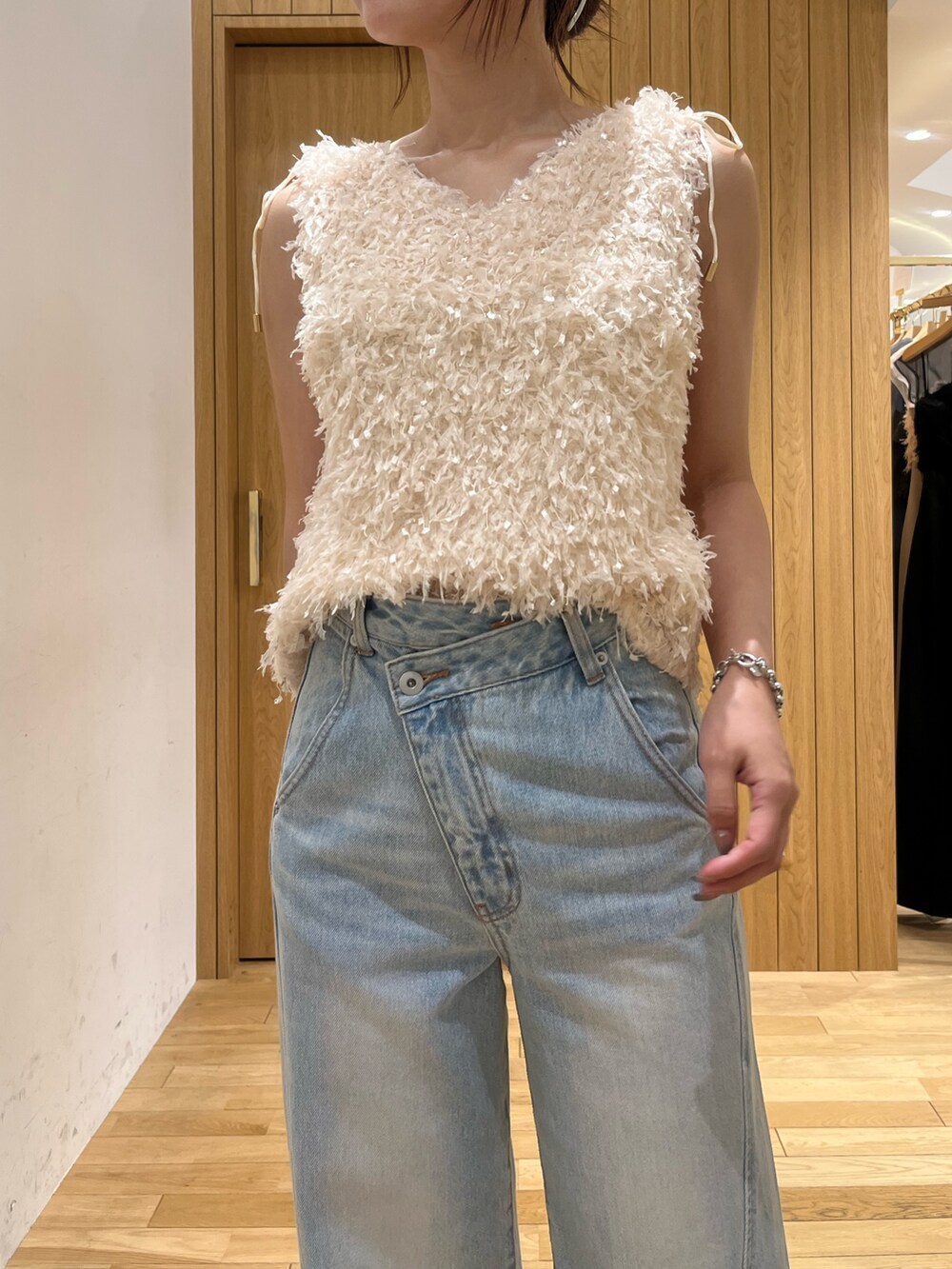 ブルー系のデニムパンツ、ホワイト系のTシャツ/カットソーを着用したレディースの夏コーディネートの4枚目の写真