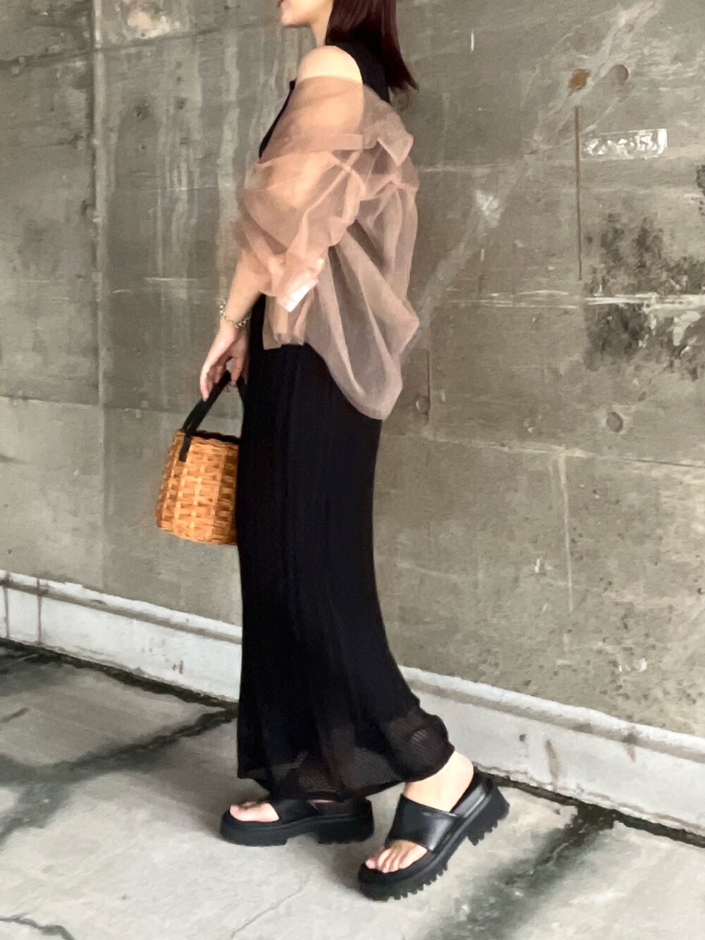 ブラック系のワンピース、ブラウン系のハンドバッグ、ブラウン系のシャツ/ブラウスを着用したレディースの夏コーディネートの3枚目の写真