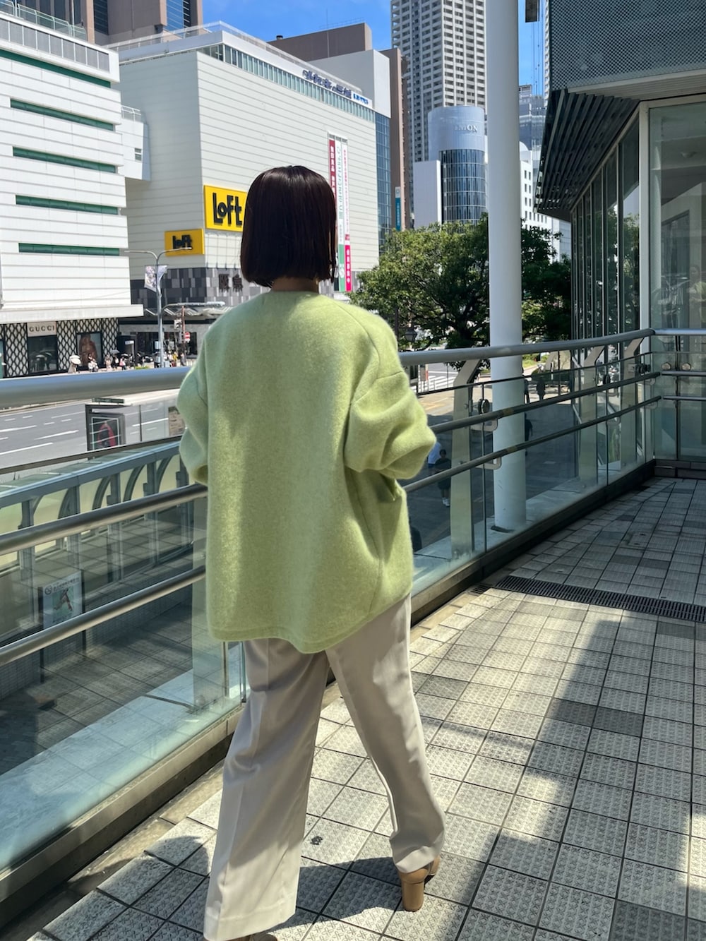 グリーン系のカーディガン/ボレロ、ホワイト系のその他パンツ、ホワイト系のニット/セーターを着用したレディースの夏コーディネートの3枚目の写真