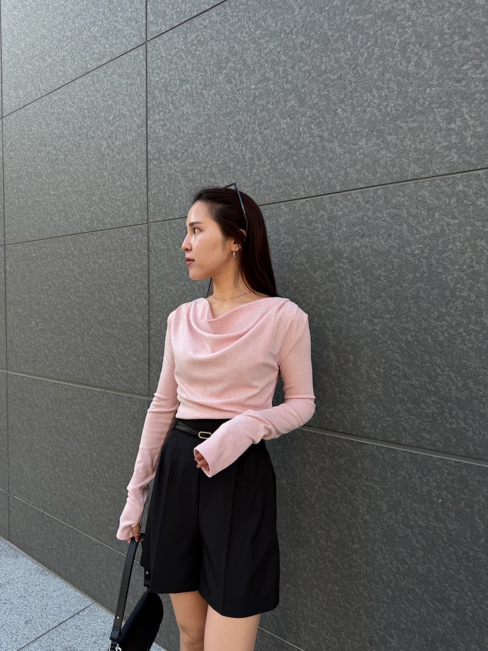 ブラック系のその他パンツ、ピンク系のTシャツ/カットソー、グレー系のテーラードジャケットを着用したレディースの冬コーディネートの8枚目の写真