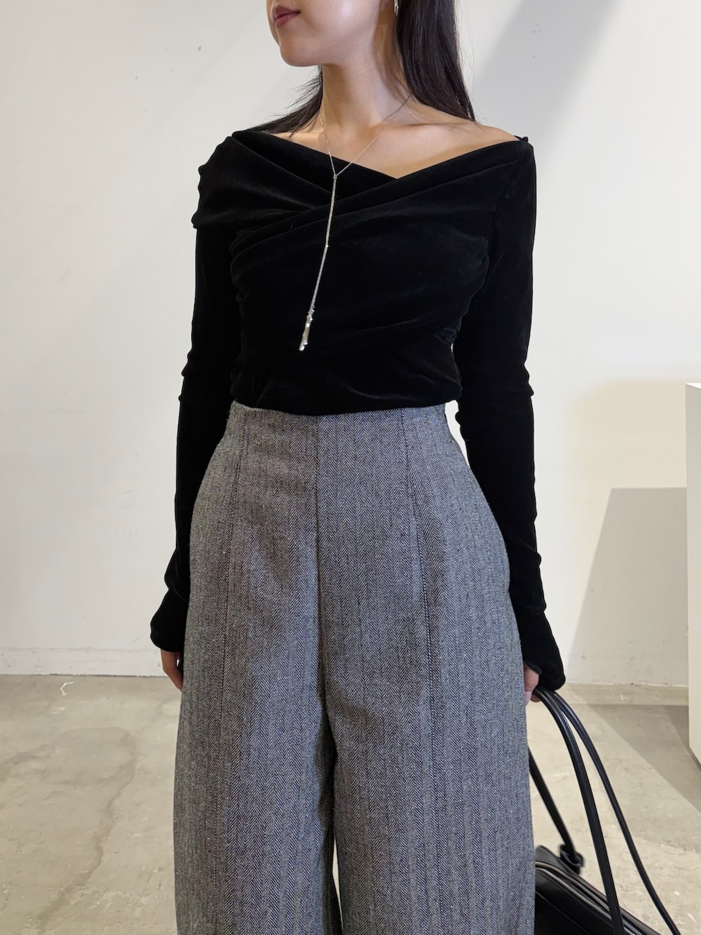 ブラック系のTシャツ/カットソー、ブラック系のブーツ、ブラック系のその他パンツを着用したレディースの秋コーディネートの4枚目の写真