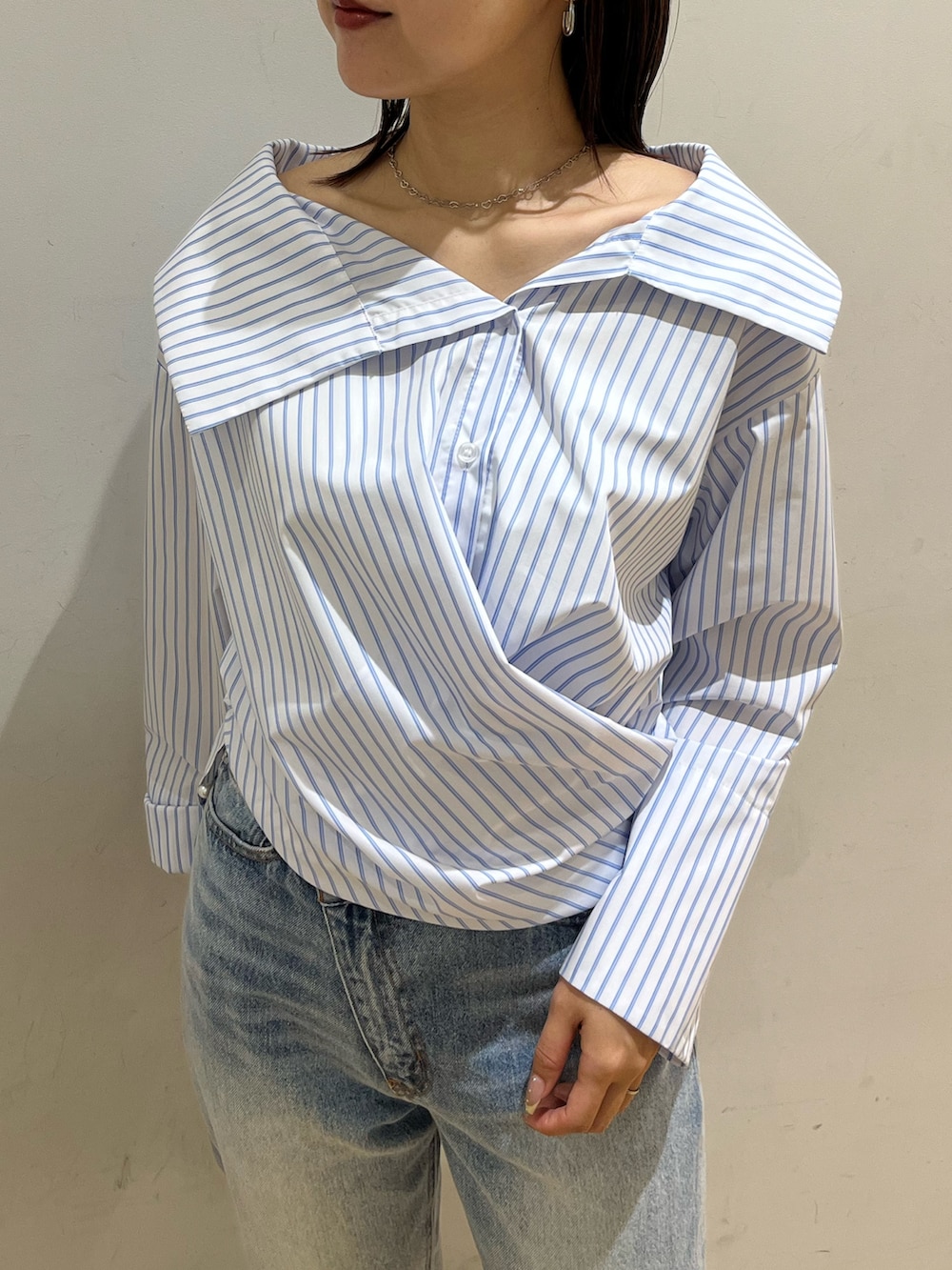 ブルー系のデニムパンツ、シルバー系のサンダル、その他のシャツ/ブラウスを着用したレディースの春コーディネートの6枚目の写真