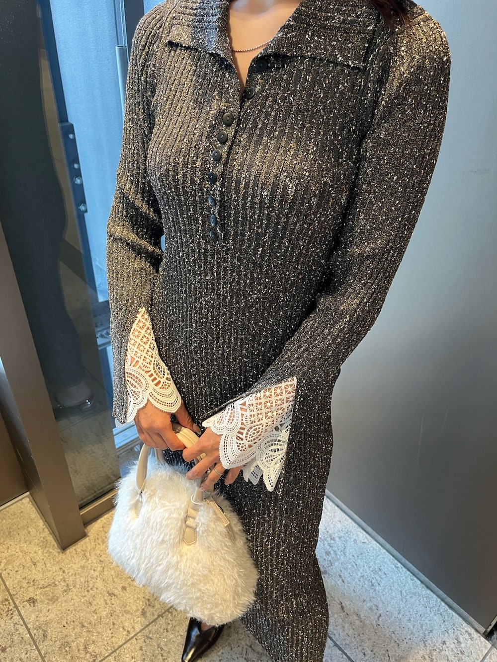 ホワイト系のボストンバッグ、ブラウン系のパンプス、グレー系のワンピースを着用したレディースの夏コーディネートの6枚目の写真