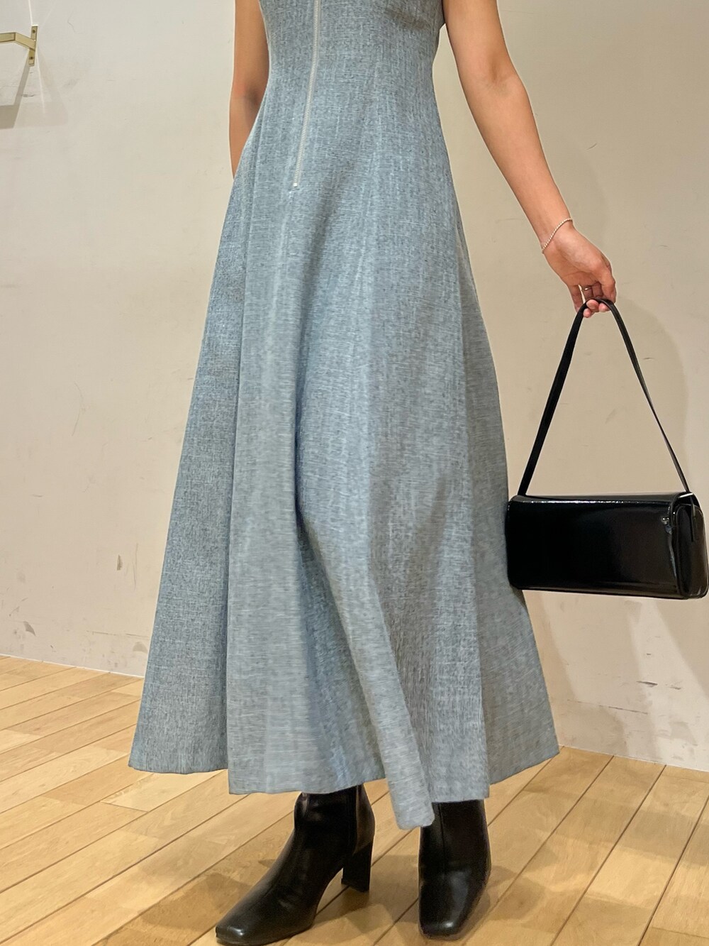 ブルー系のワンピース、ブラック系のブーツ、ブラック系のショルダーバッグを着用したレディースの夏コーディネートの4枚目の写真