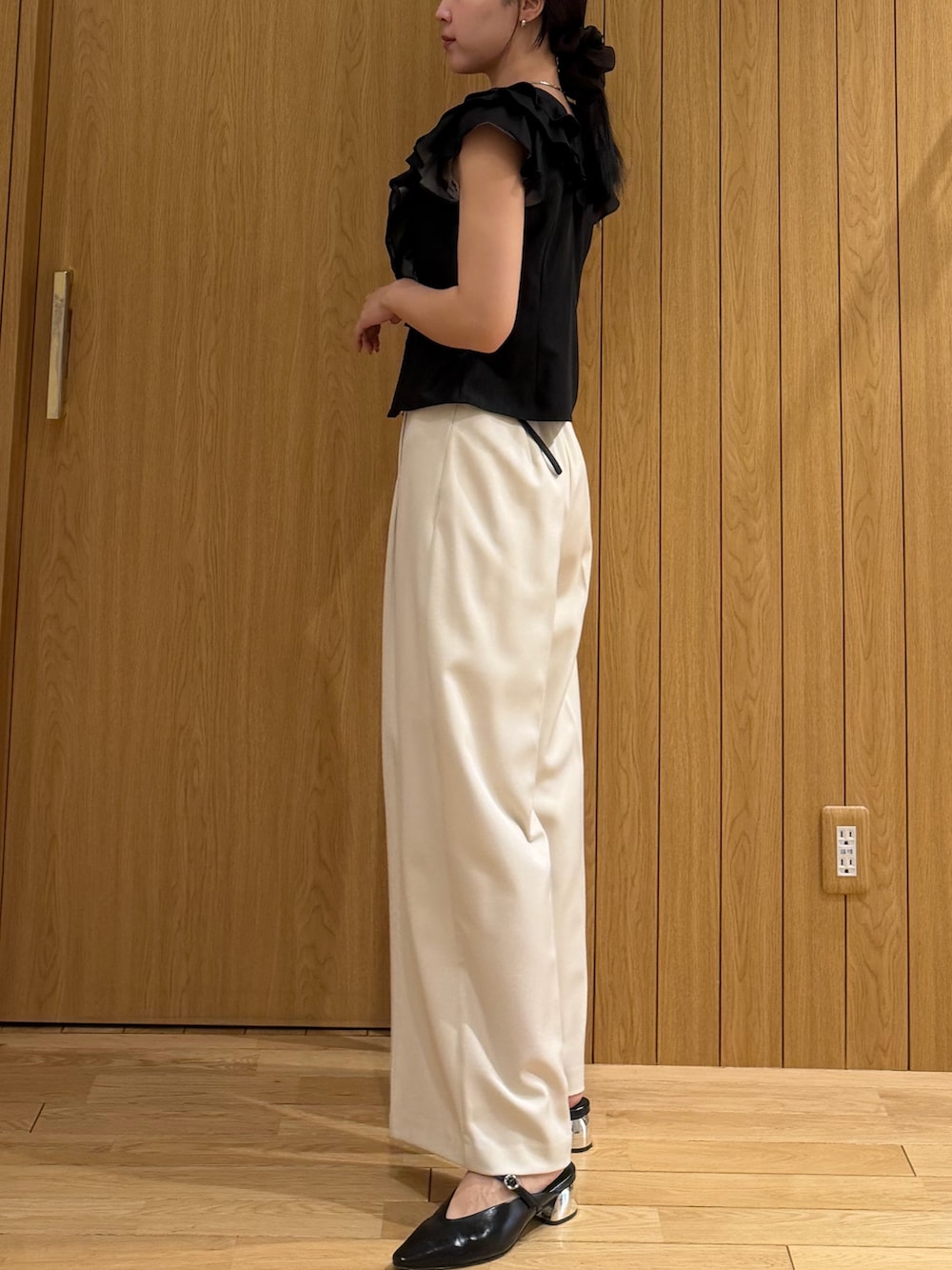 ホワイト系のその他パンツ、ブラック系のシャツ/ブラウスを着用したレディースの春コーディネートの2枚目の写真