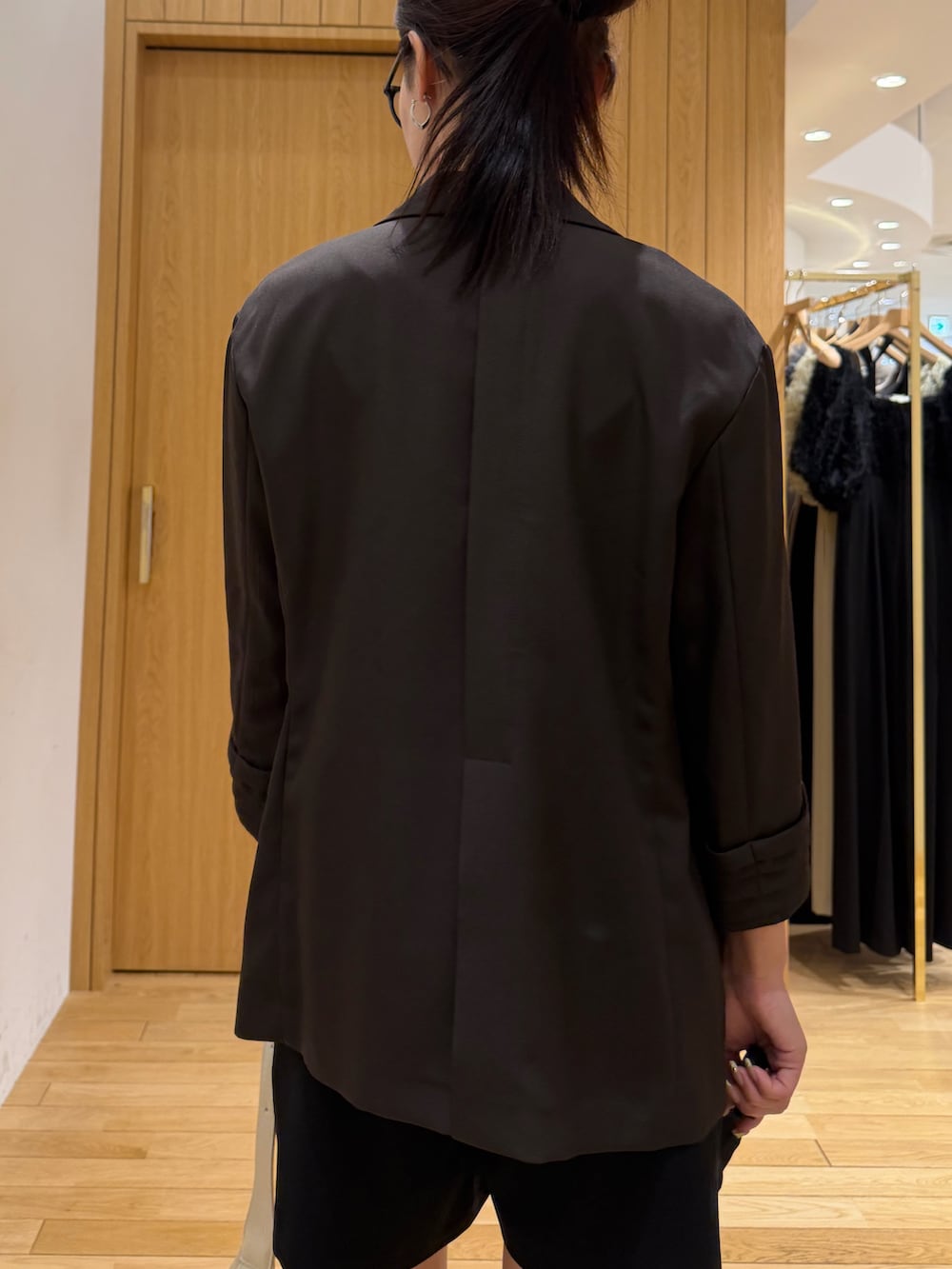 ブラック系のその他パンツ、ブラウン系のテーラードジャケット、ホワイト系のハンドバッグを着用したレディースの春コーディネートの5枚目の写真