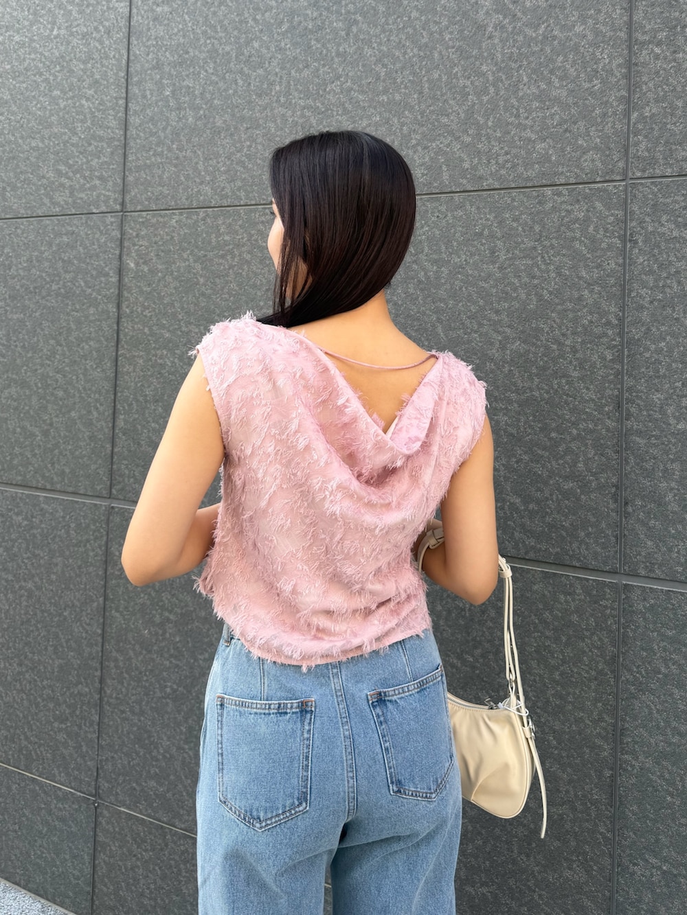 ピンク系のシャツ/ブラウス、ブルー系のデニムパンツ、ブラック系のパンプスを着用したレディースの春コーディネートの6枚目の写真