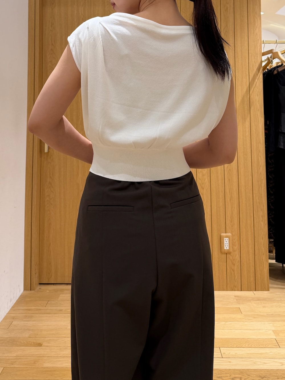 ブラウン系のその他パンツ、ブラウン系のハンドバッグ、ホワイト系のニット/セーターを着用したレディースの夏コーディネートの6枚目の写真
