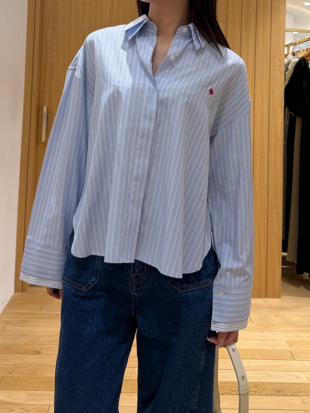 ブルー系のデニムパンツ、ブルー系のシャツ/ブラウス、ホワイト系のハンドバッグを着用したレディースの春コーディネートの4枚目の写真