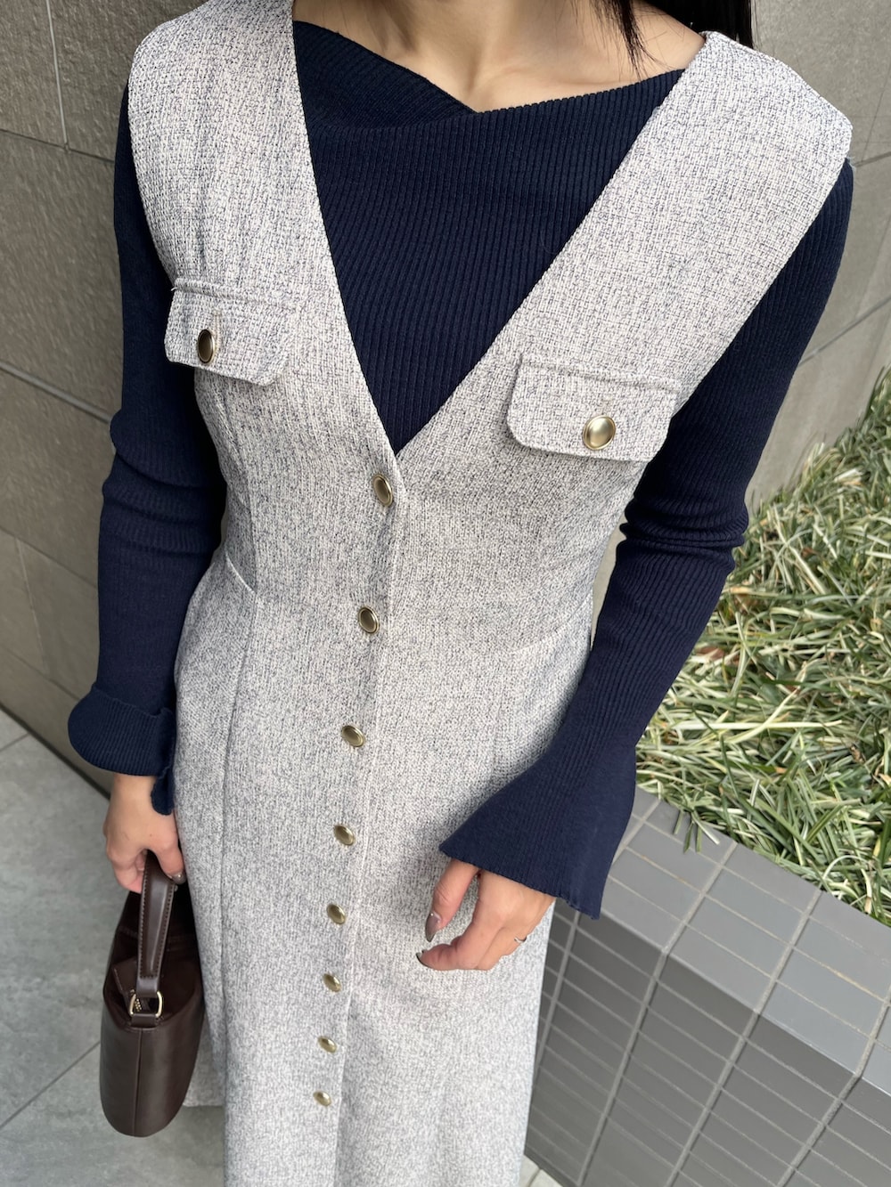 シルバー系のパンプス、ホワイト系のワンピース、ブルー系のニット/セーターを着用したレディースの冬コーディネートの7枚目の写真