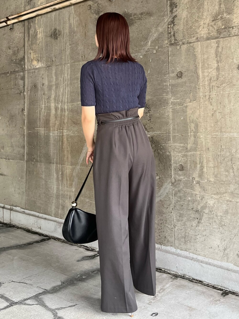 グレー系のその他パンツ、ホワイト系のサンダル、ブルー系のニット/セーターを着用したレディースの春コーディネートの3枚目の写真