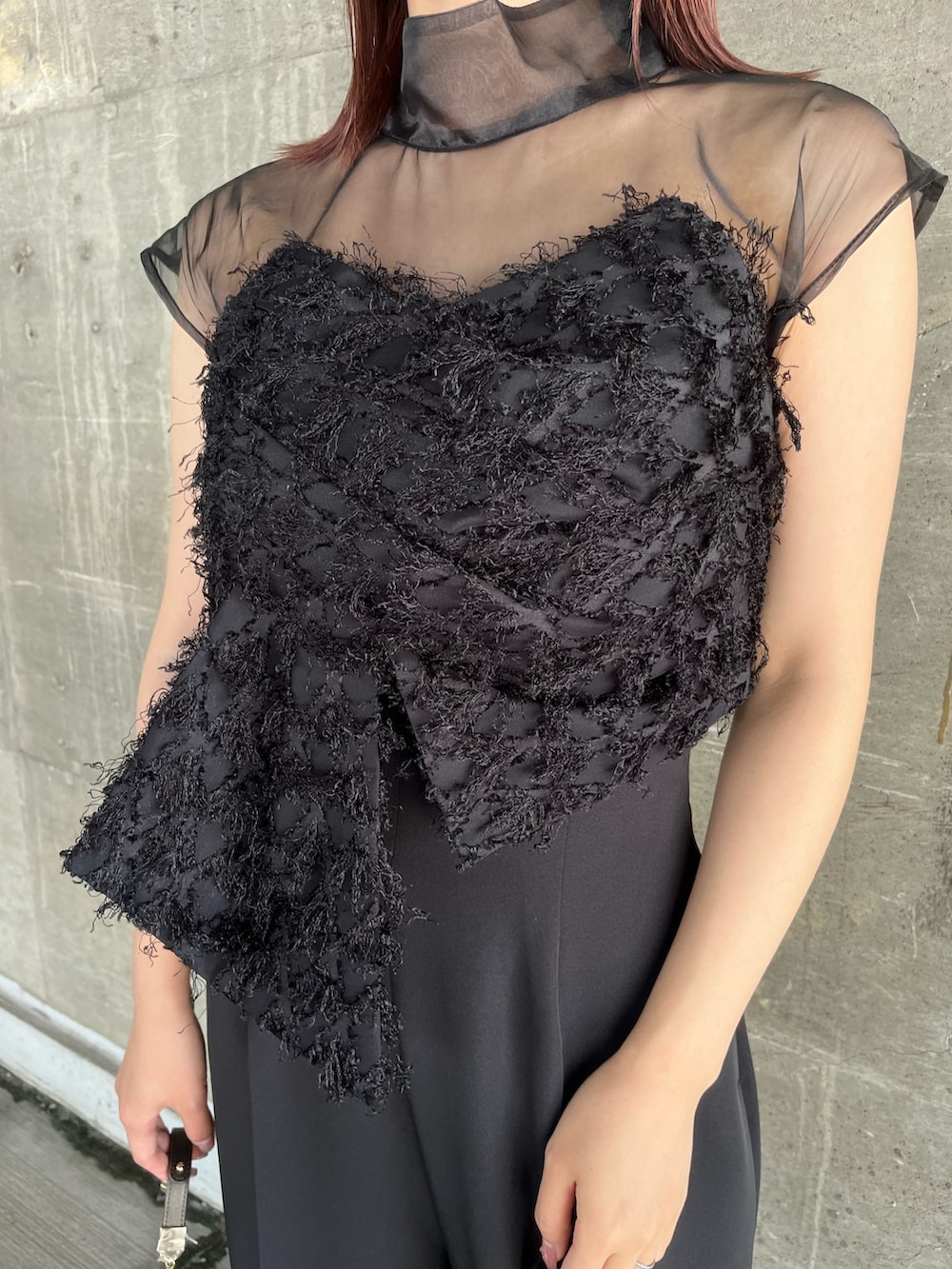 その他のパンプス、その他のクラッチバッグ、ブラック系のパンツドレスを着用したレディースの春コーディネートの8枚目の写真