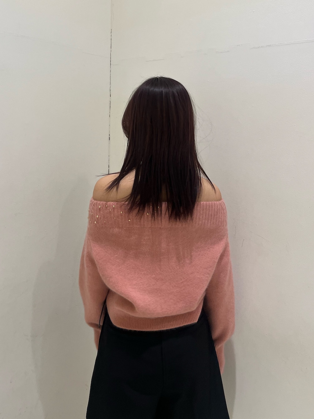 ブラック系のその他パンツ、ピンク系のニット/セーターを着用したレディースの冬コーディネートの5枚目の写真