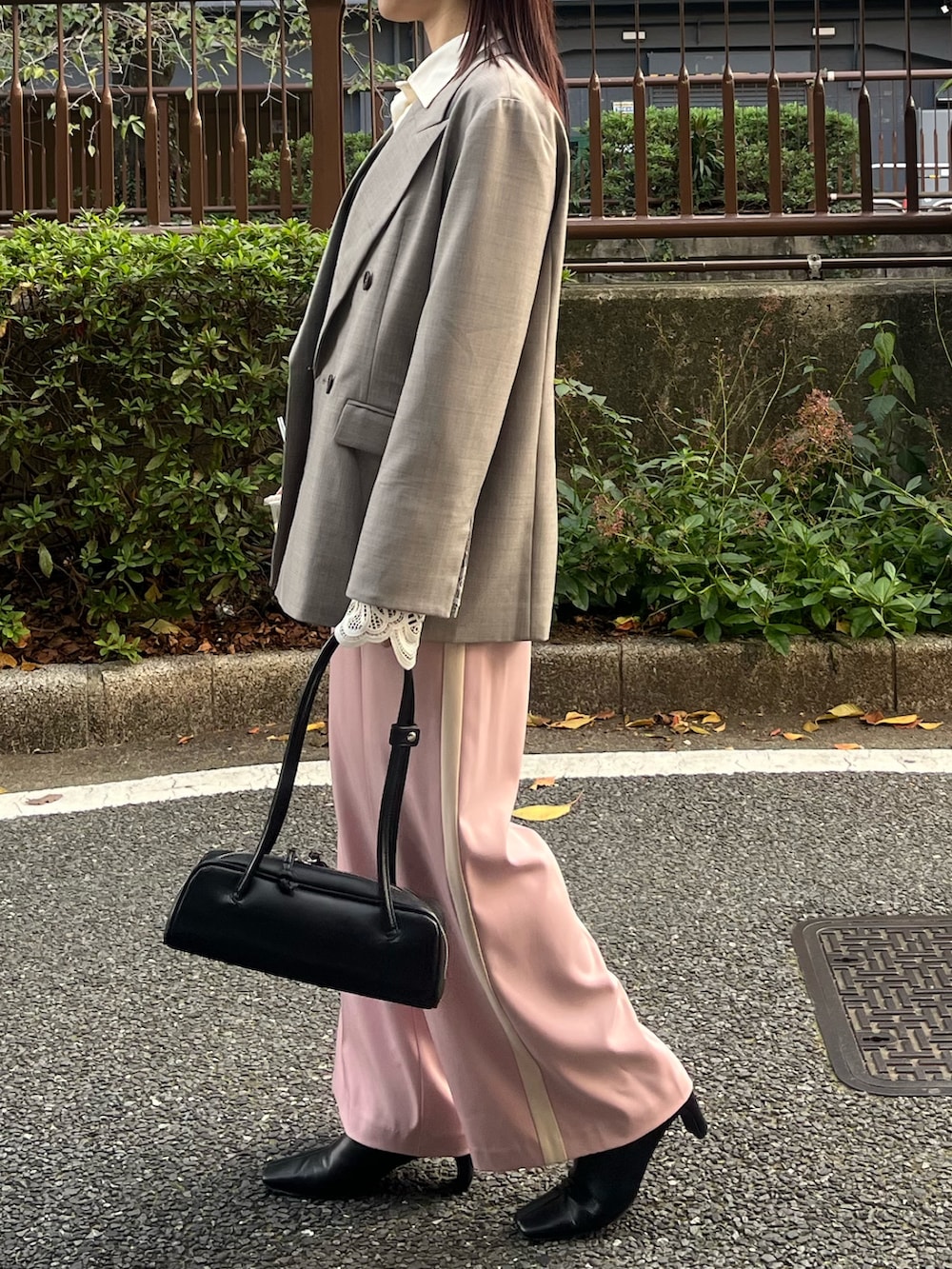 ブラック系のブーツ、グレー系のテーラードジャケット、ホワイト系のシャツ/ブラウスを着用したレディースの冬コーディネートの2枚目の写真