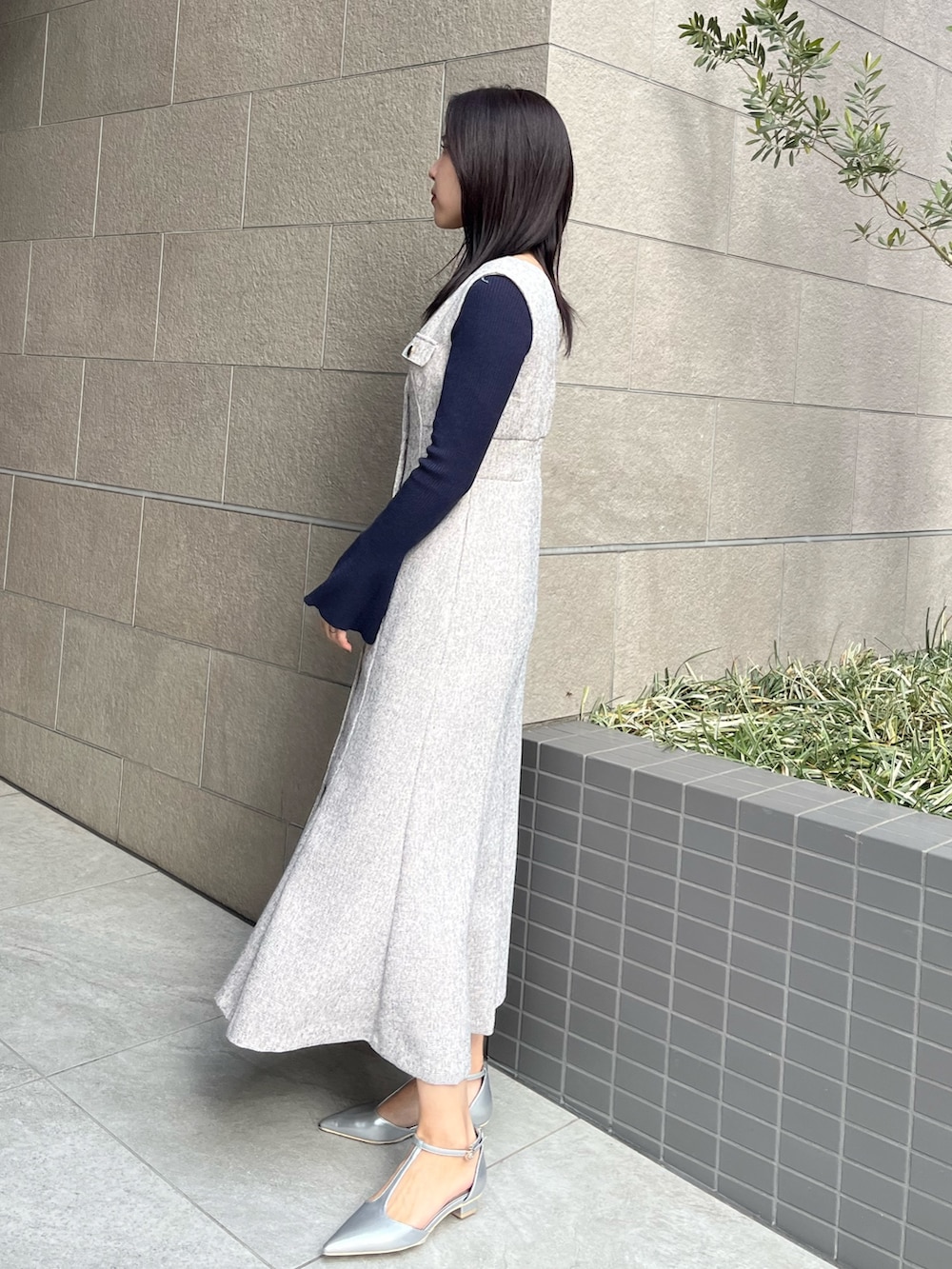 シルバー系のパンプス、ホワイト系のワンピース、ブルー系のニット/セーターを着用したレディースの冬コーディネートの2枚目の写真