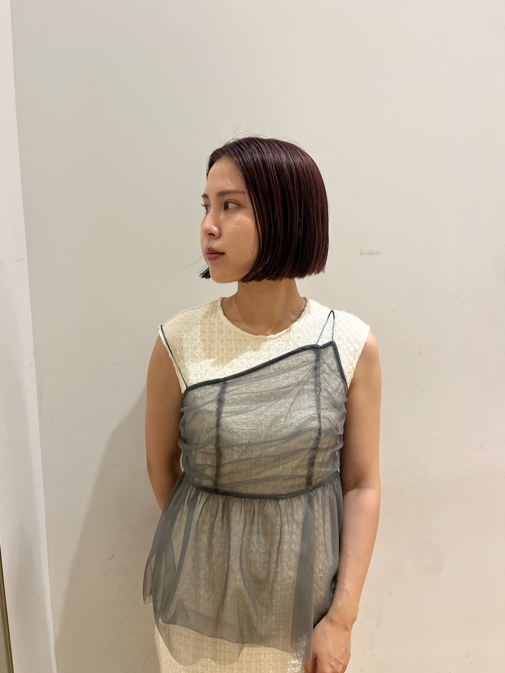 ホワイト系のワンピース、ブラック系のショルダーバッグ、ブラック系のサンダルを着用したレディースの夏コーディネートの5枚目の写真