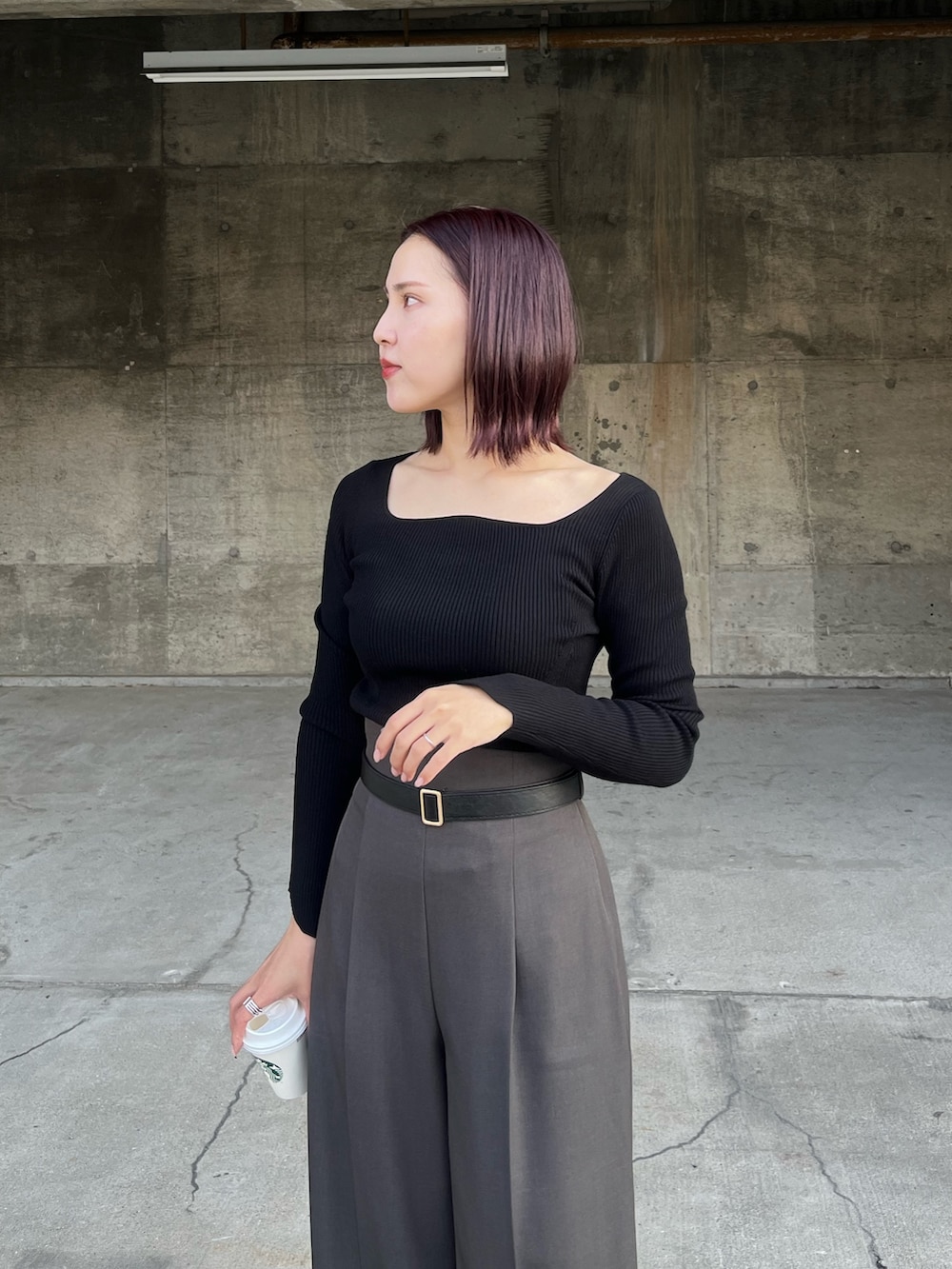 グレー系のその他パンツ、ブラック系のニット/セーターを着用したレディースの冬コーディネートの4枚目の写真