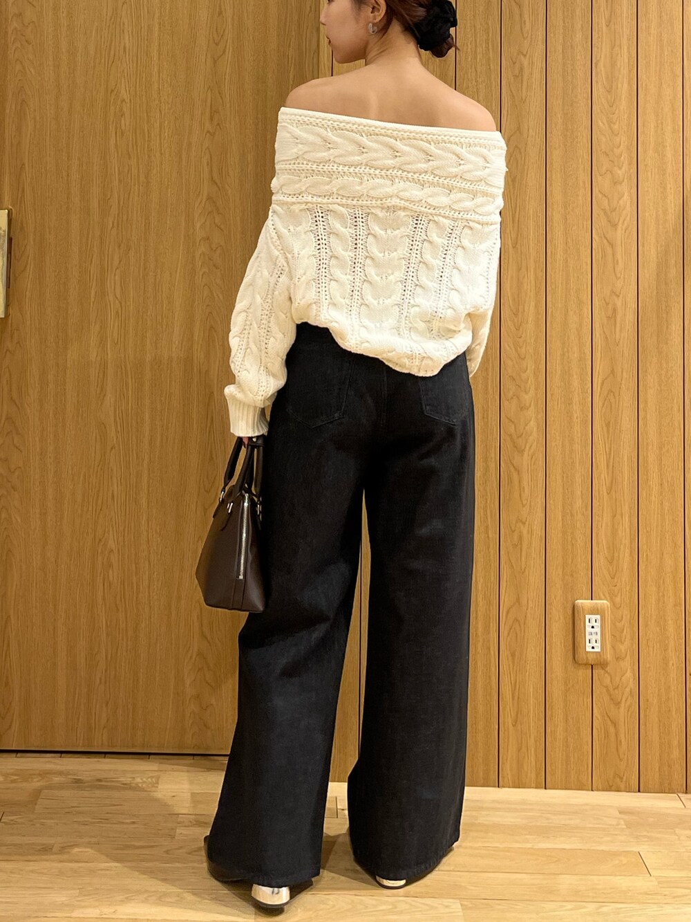 ブラウン系のパンプス、ブラウン系のボストンバッグ、ホワイト系のニット/セーターを着用したレディースの秋コーディネートの3枚目の写真