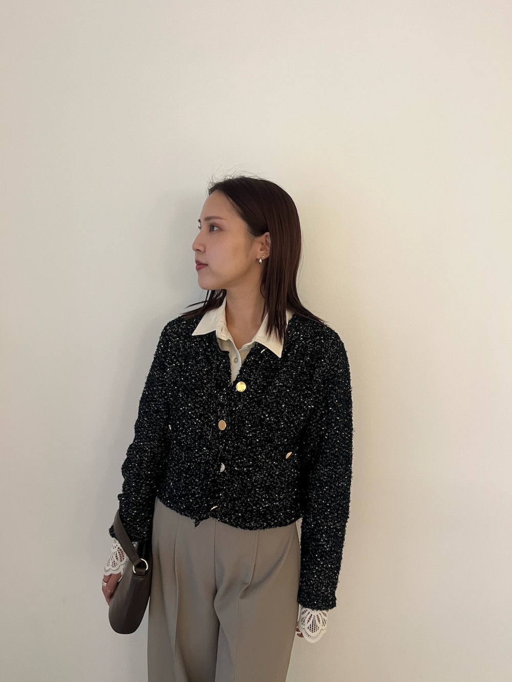 ブラウン系のハンドバッグ、ベージュ系のその他パンツ、ホワイト系のシャツ/ブラウスを着用したレディースの冬コーディネートの5枚目の写真