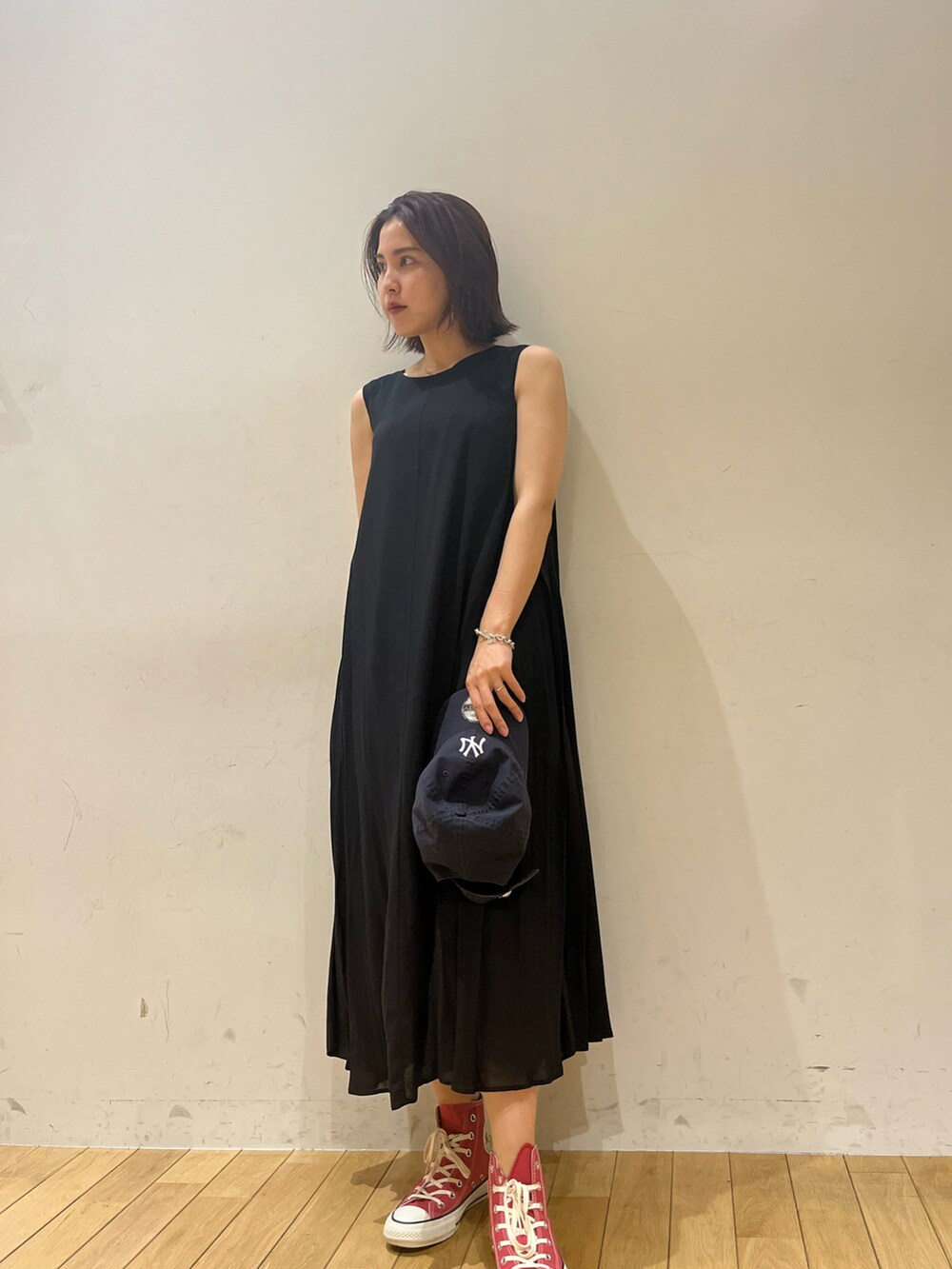 ブラック系のワンピースを着用したレディースの夏コーディネートの3枚目の写真