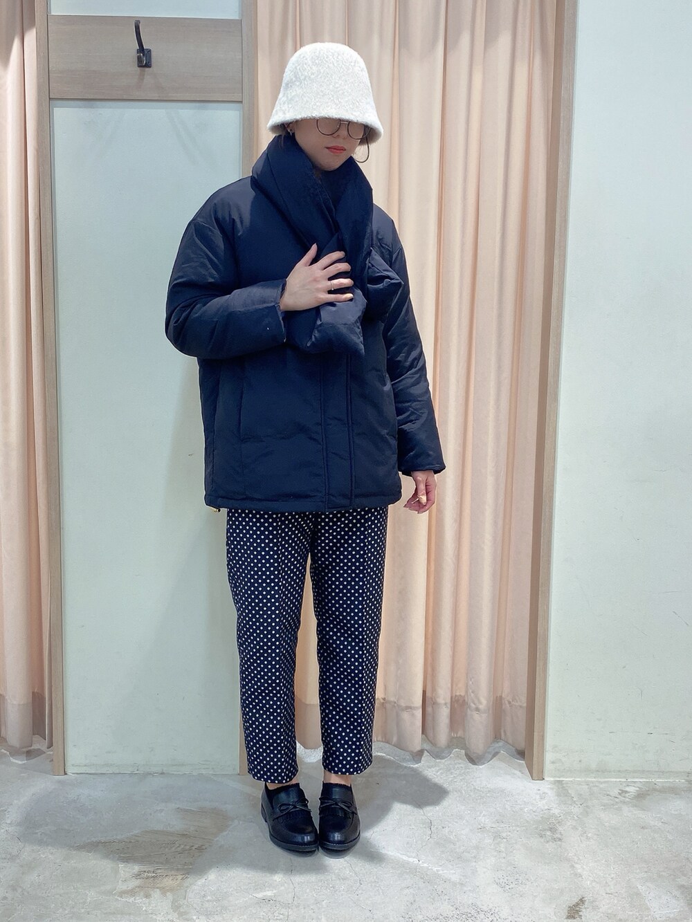 ブラック系のその他パンツ、ブラック系のブルゾン、ブラック系のローファーを着用したレディースの秋コーディネートの2枚目の写真