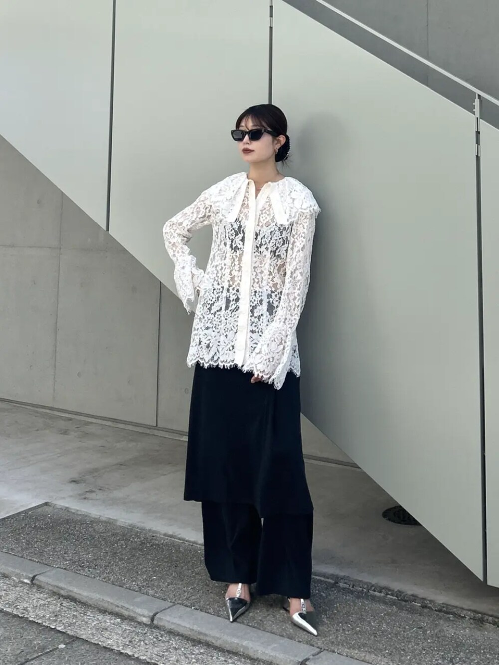 ベージュ系のパンプス、ブラック系のカーゴパンツ、ブラック系のパーカーを着用したレディースの秋コーディネートの3枚目の写真