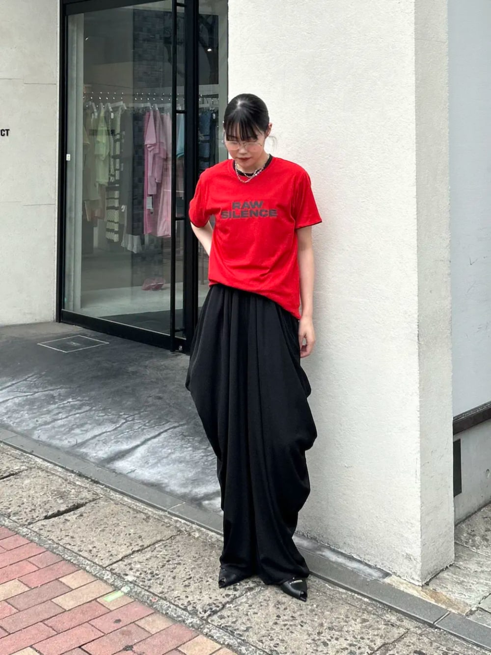 ブラック系のシャツ/ブラウス、グレー系のその他パンツ、ブラック系のバンダナ/スカーフを着用したレディースの春コーディネートの3枚目の写真