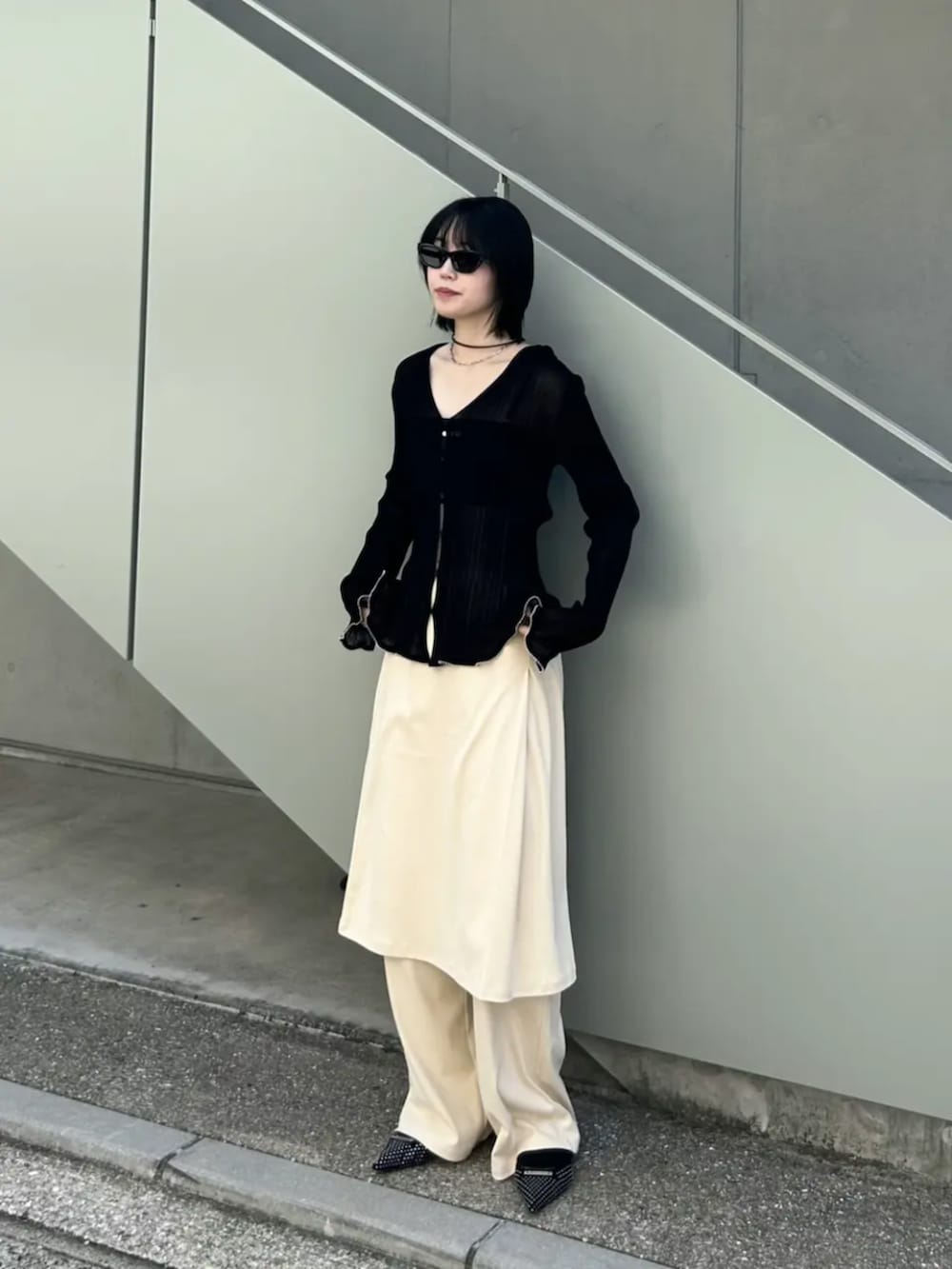 ベージュ系のパンプス、ブラック系のカーゴパンツ、ブラック系のパーカーを着用したレディースの秋コーディネートの4枚目の写真