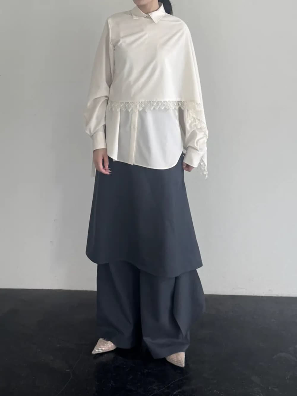 ベージュ系のパンプス、ブラック系のカーゴパンツ、ブラック系のパーカーを着用したレディースの秋コーディネートの2枚目の写真