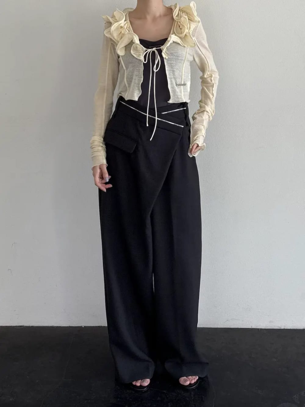 ベージュ系のパンプス、ブラック系のカーゴパンツ、ブラック系のパーカーを着用したレディースの秋コーディネートの5枚目の写真