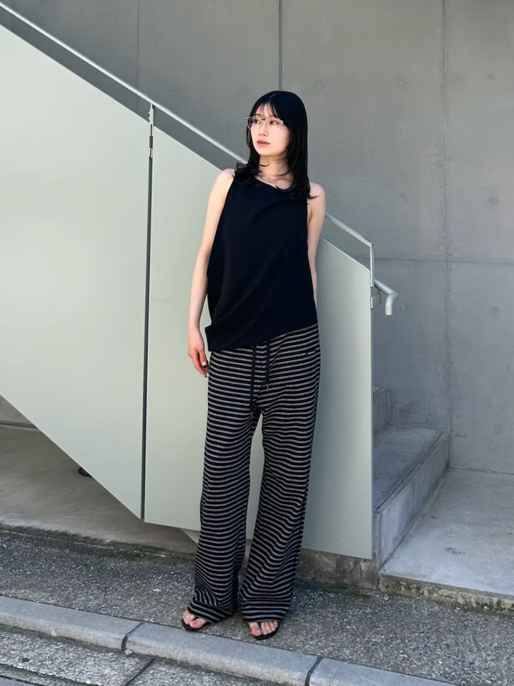 ブラック系のシャツ/ブラウス、グレー系のその他パンツ、ブラック系のバンダナ/スカーフを着用したレディースの春コーディネートの5枚目の写真