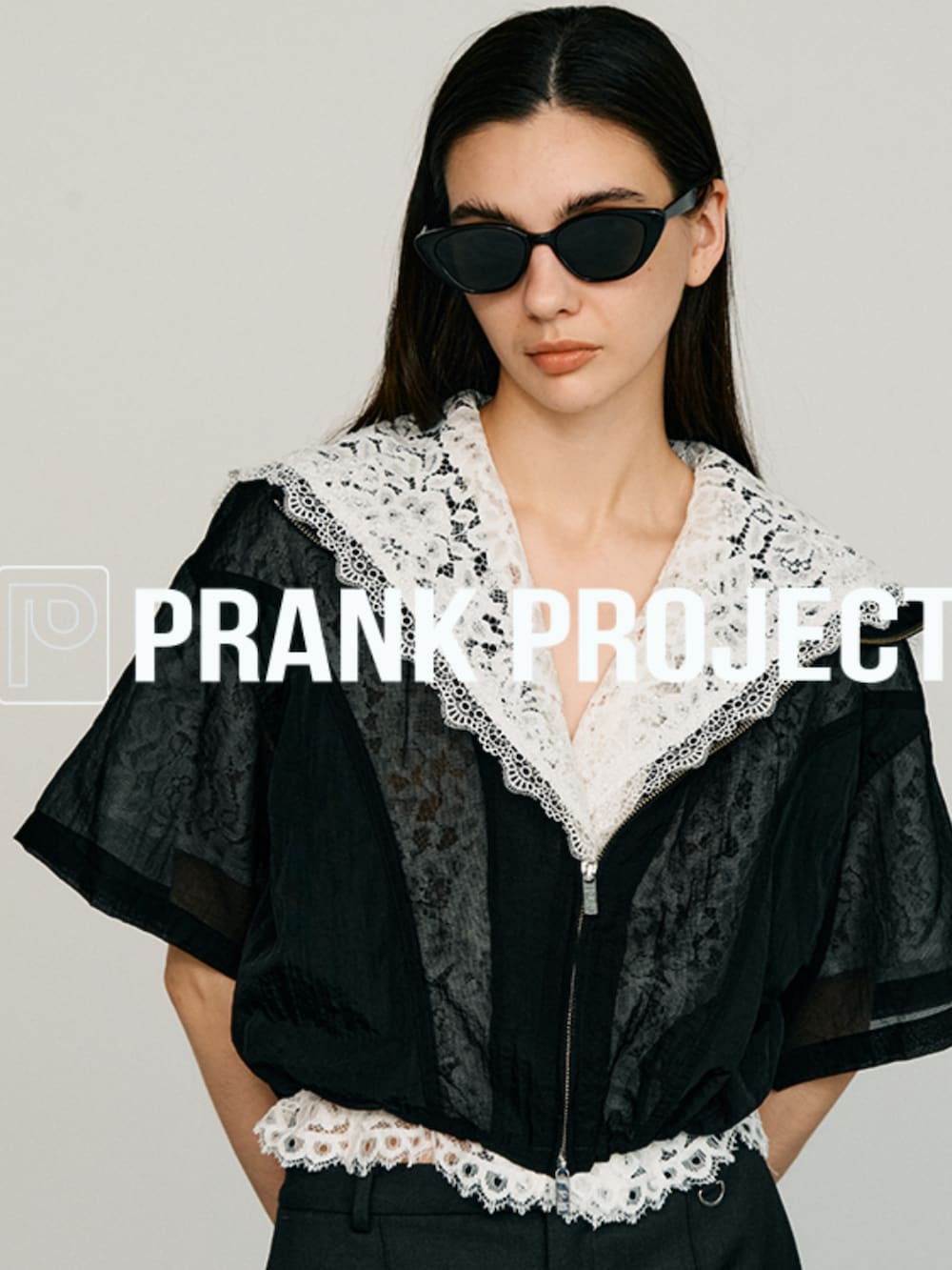 ブラック系のシャツ/ブラウス、グレー系のその他パンツ、ブラック系のバンダナ/スカーフを着用したレディースの春コーディネートの6枚目の写真