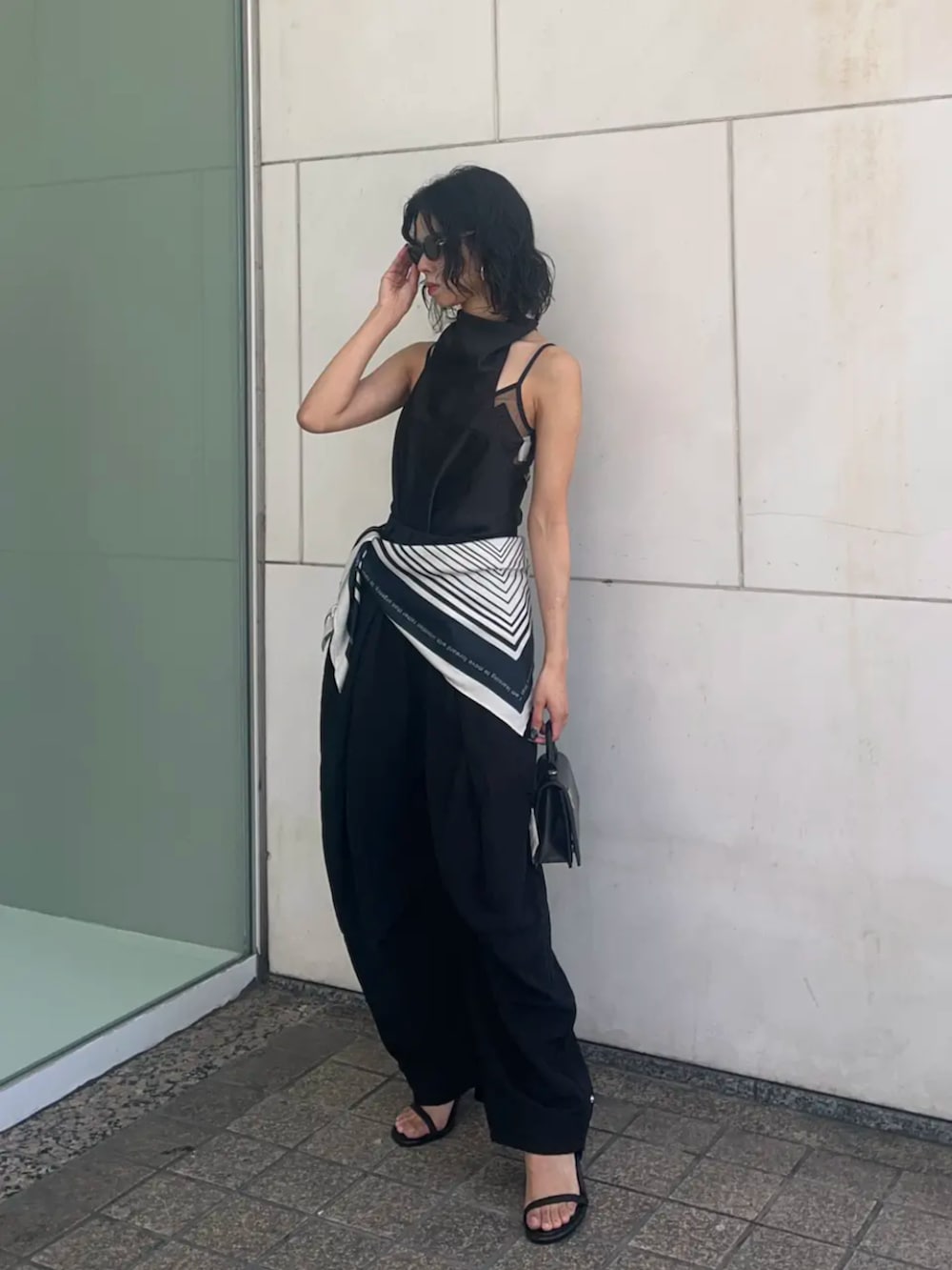 ブラック系のシャツ/ブラウス、グレー系のその他パンツ、ブラック系のバンダナ/スカーフを着用したレディースの春コーディネートの2枚目の写真
