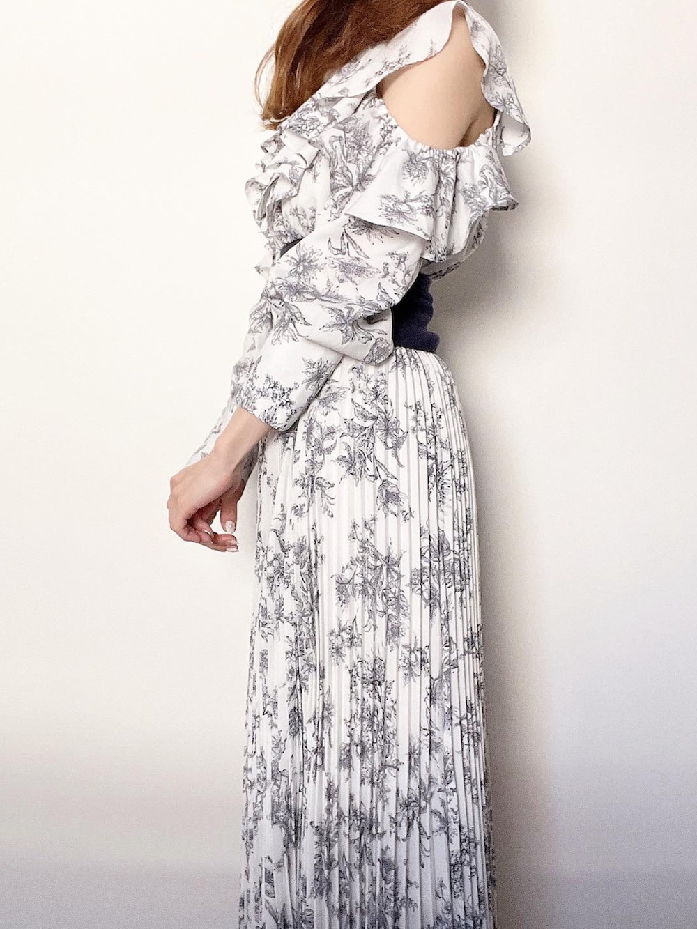 ホワイト系のワンピースを着用したレディースの春コーディネートの2枚目の写真