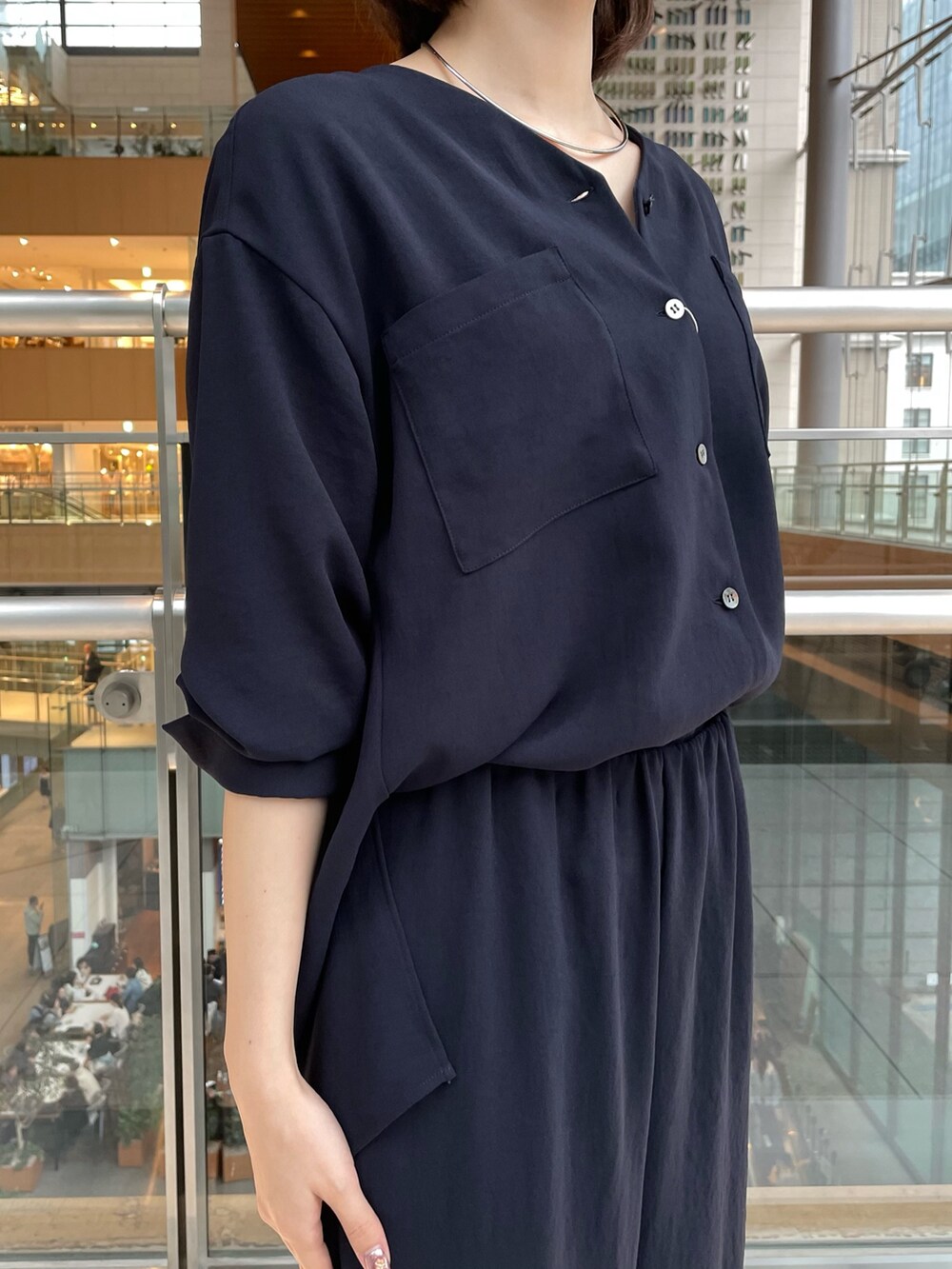 「ノーリーズ、nolleys、NOLLEY'S、セットアップ、セットアップスタイル、春、春コーデ、春夏コーデ、ネイビー、ネイビーコーデ、きれいめカジュアル、キレイめ、キレイめカジュアル、オフィスカジュアル、オトナ女子」｜「NOLLEY’Sの《セットアップ対応》ニュアンスジョーゼットVネックブラウス（シャツ/ブラウス、ブルー系）」を使った、nanaさん（レディース・163cm）の春コーディネートの5枚目の写真