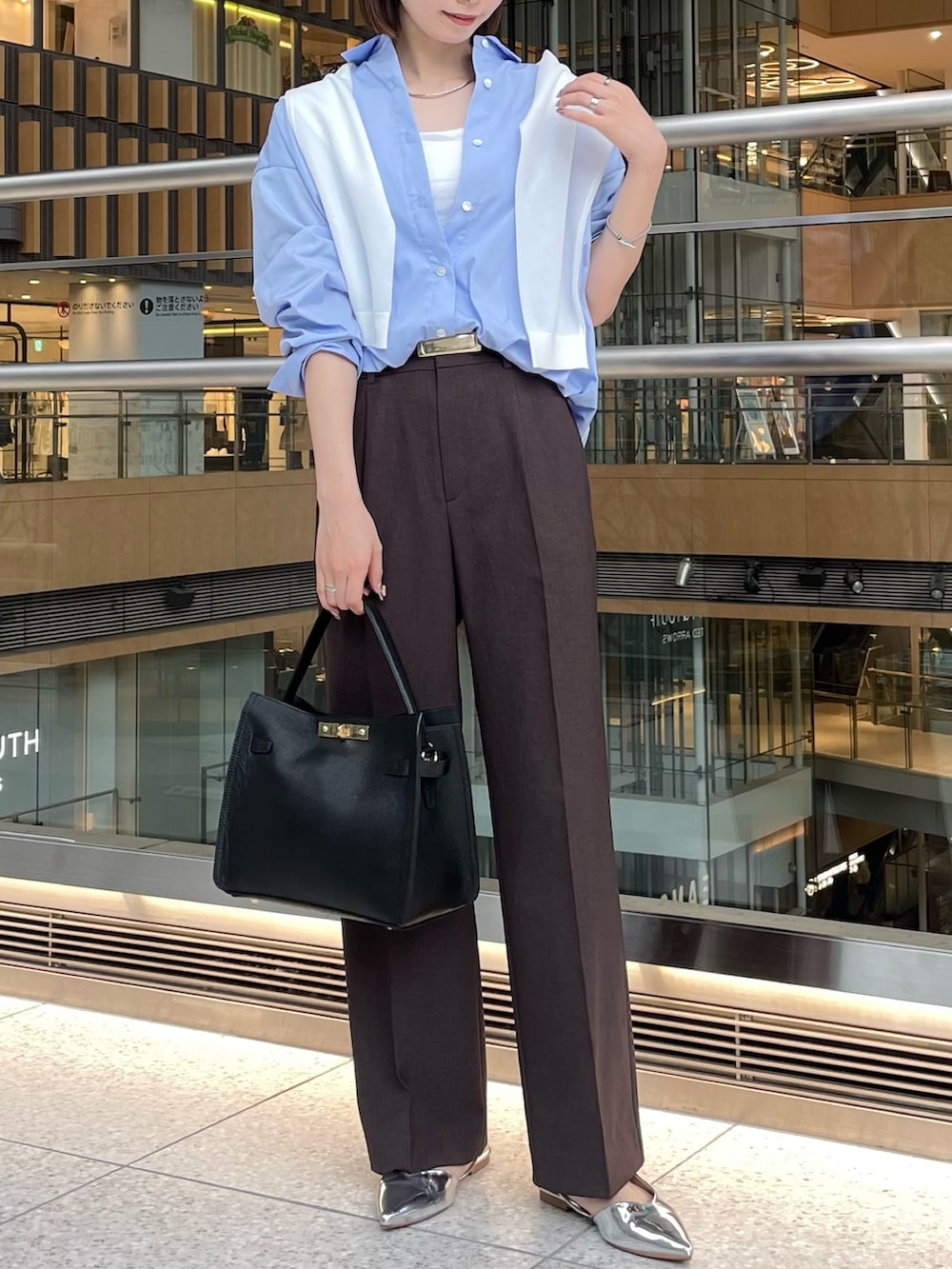 「ノーリーズ、NOLLEY'S、シャツ、シャツスタイル、シャツコーデ、ワイド、ワイドパンツ、カジュアルスタイル、オフィスカジュアル、きれいめカジュアル、キレイめ、きれいめ、ブルーシャツ、オフィススタイル、オトナカジュアル」｜「NOLLEY’Sのショートシャツ（シャツ/ブラウス、ブルー系）」を使った、nanaさん（レディース・163cm）の春コーディネートの2枚目の写真