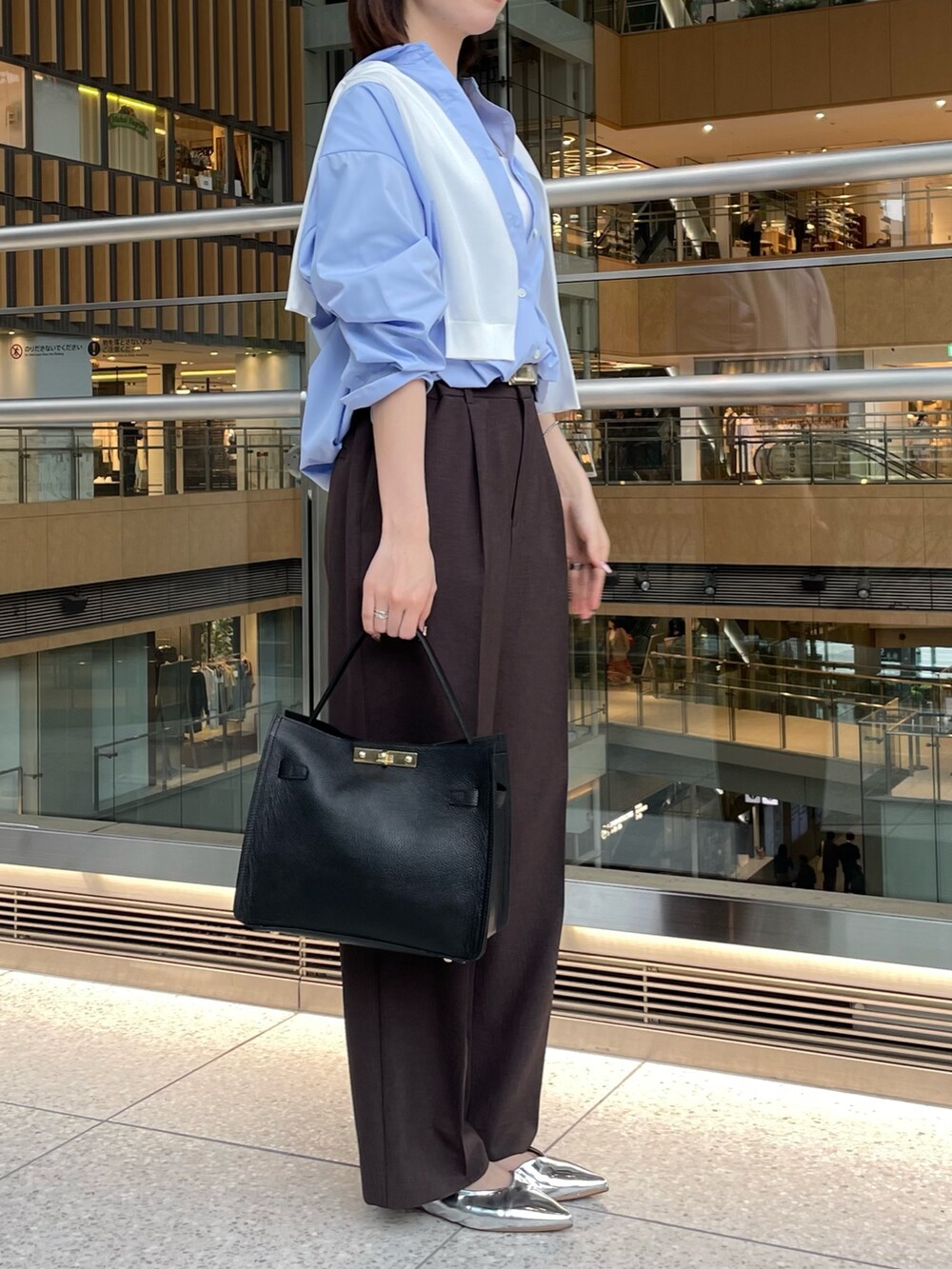 「ノーリーズ、NOLLEY'S、シャツ、シャツスタイル、シャツコーデ、ワイド、ワイドパンツ、カジュアルスタイル、オフィスカジュアル、きれいめカジュアル、キレイめ、きれいめ、ブルーシャツ、オフィススタイル、オトナカジュアル」｜「NOLLEY’Sのショートシャツ（シャツ/ブラウス、ブルー系）」を使った、nanaさん（レディース・163cm）の春コーディネートの4枚目の写真