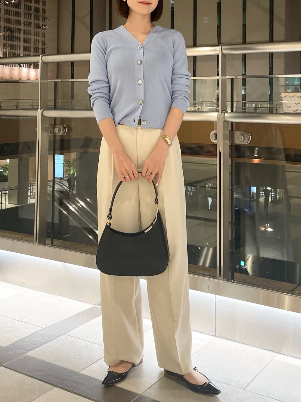 「NOLLEY'S、ノーリーズ、秋コーデ、秋冬コーデ、カーディガン、ブルー、ワイドパンツ、パンツスタイル、オフィスカジュアル、オトナカジュアル、オトナ女子、大人カジュアル、大人コーデ、シンプルコーデ、お仕事コーデ」｜「NOLLEY’Sの＜飯豊まりえさん着用＞《手洗い可能》エタニティリブVネックカーディガン（カーディガン/ボレロ、ブルー系）」を使った、nanaさん（レディース・163cm）の秋コーディネートの2枚目の写真